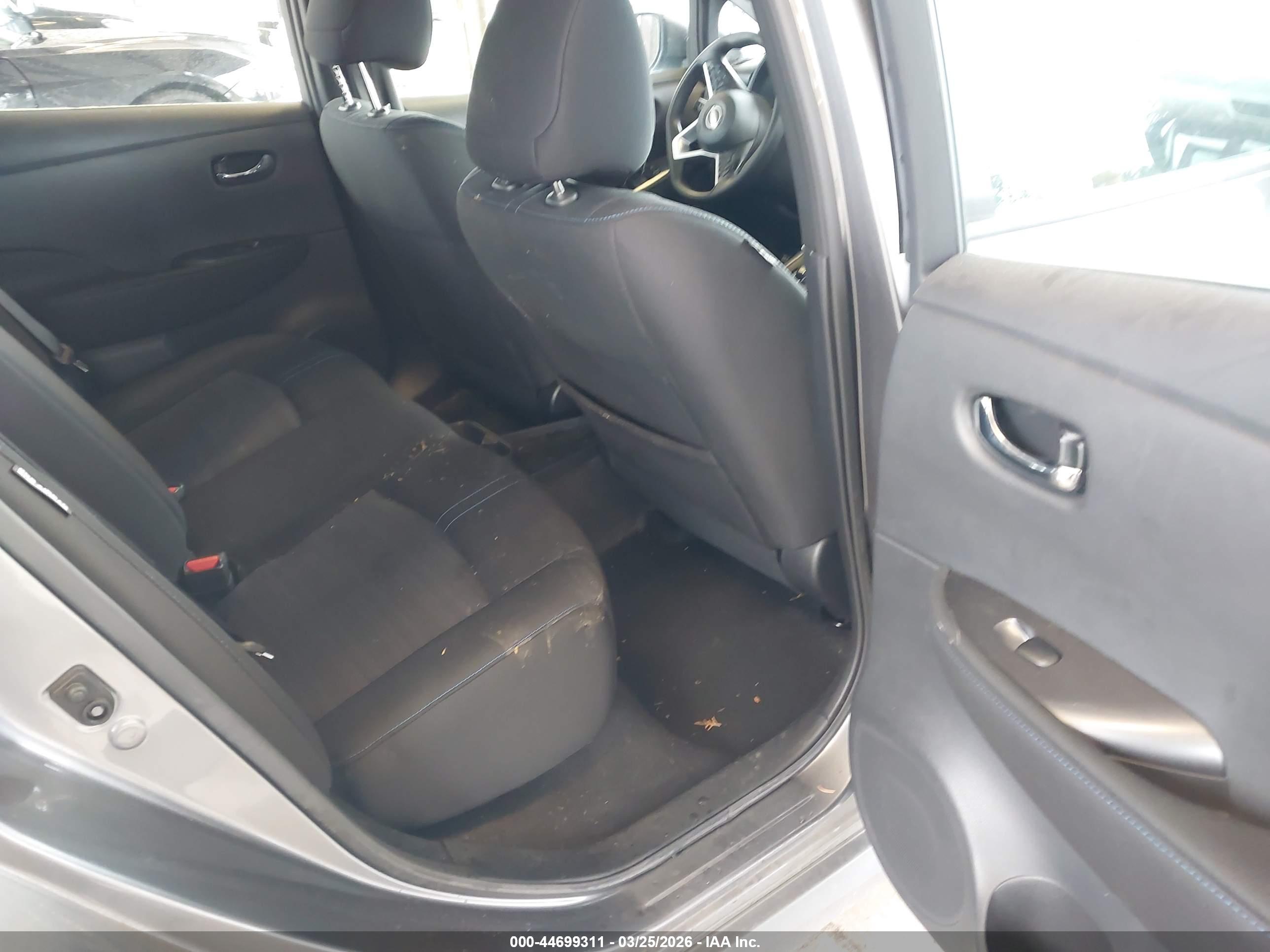 NISSAN LEAF image 8