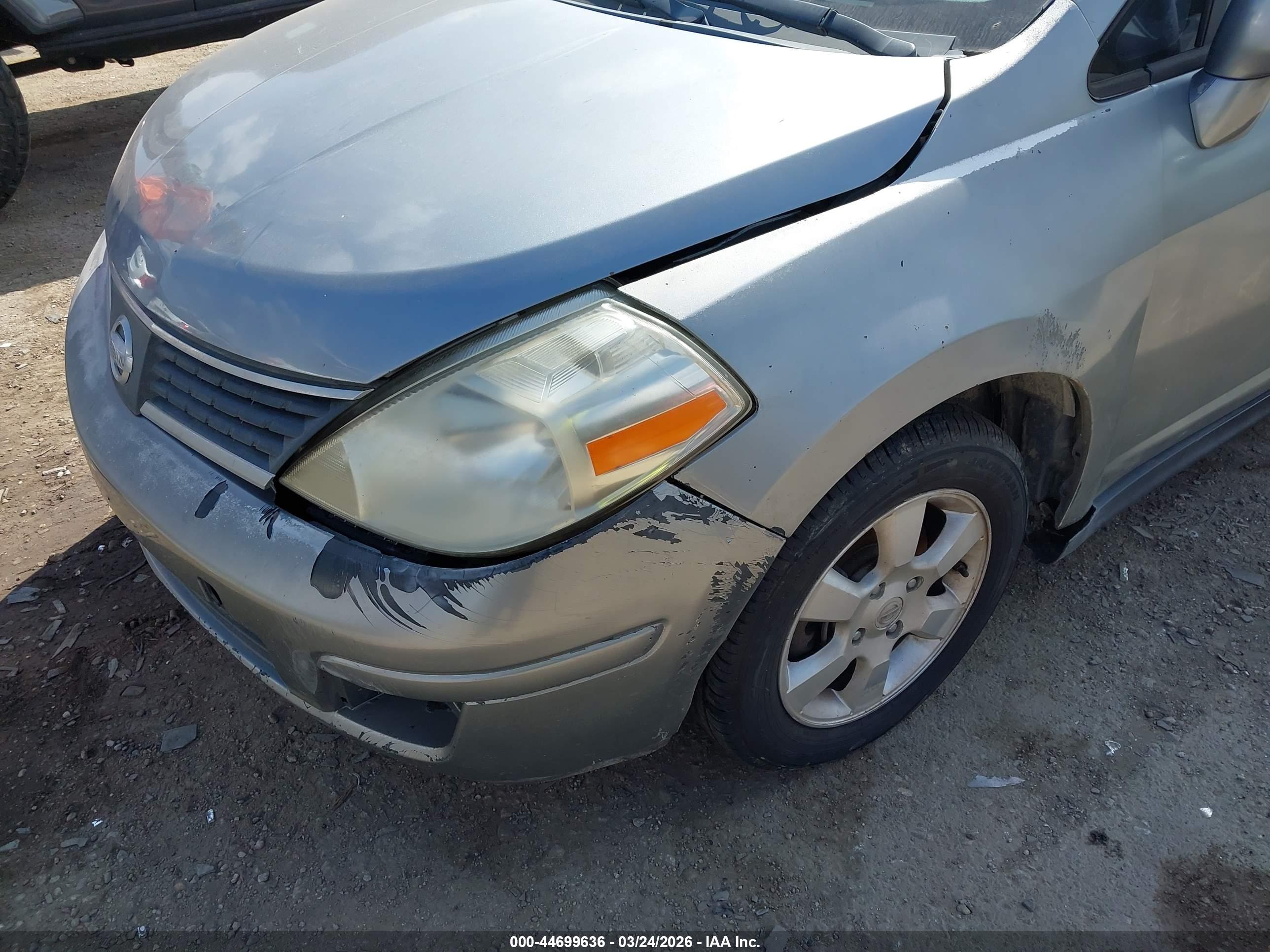 NISSAN VERSA image 6