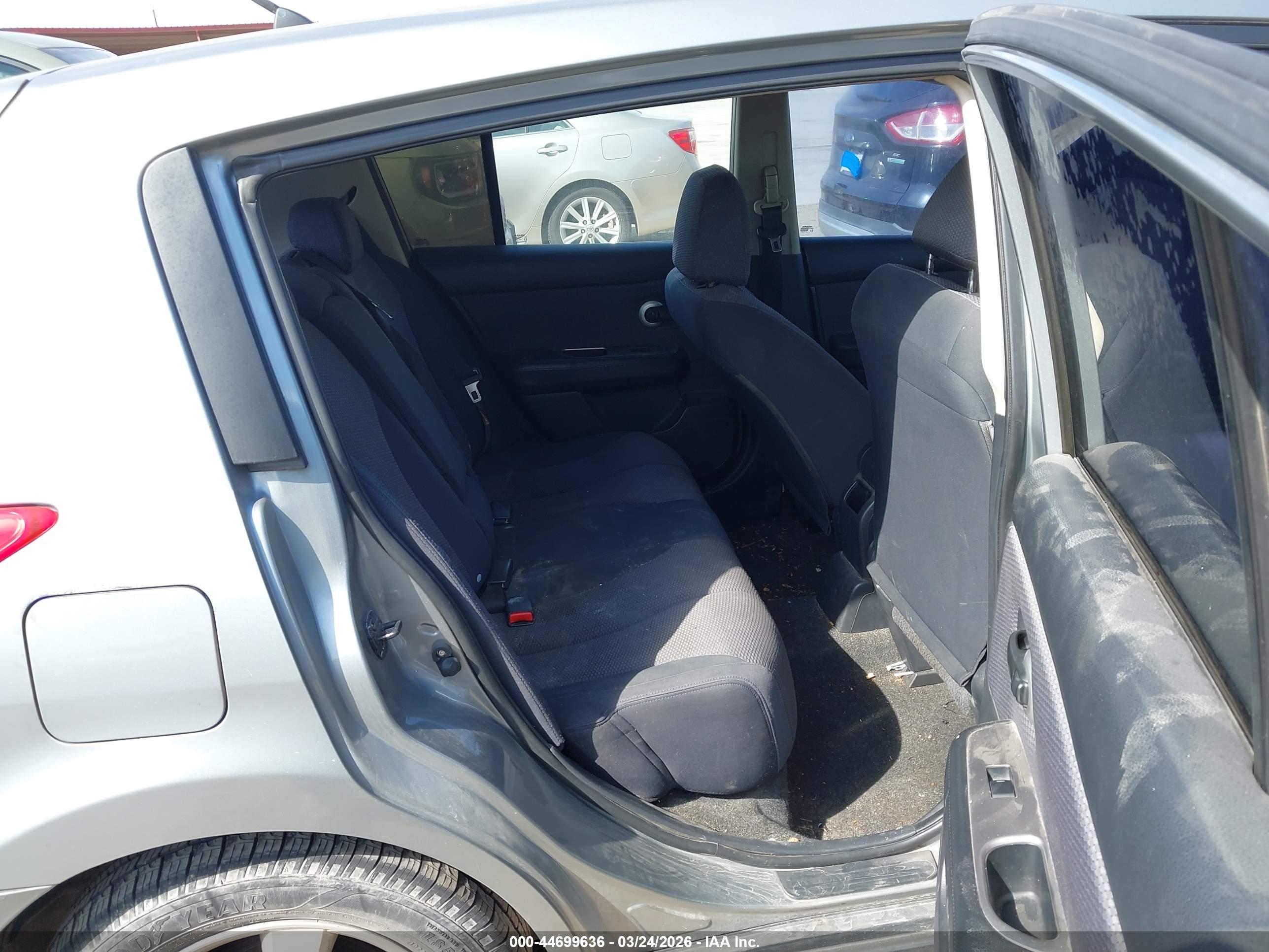 NISSAN VERSA image 8