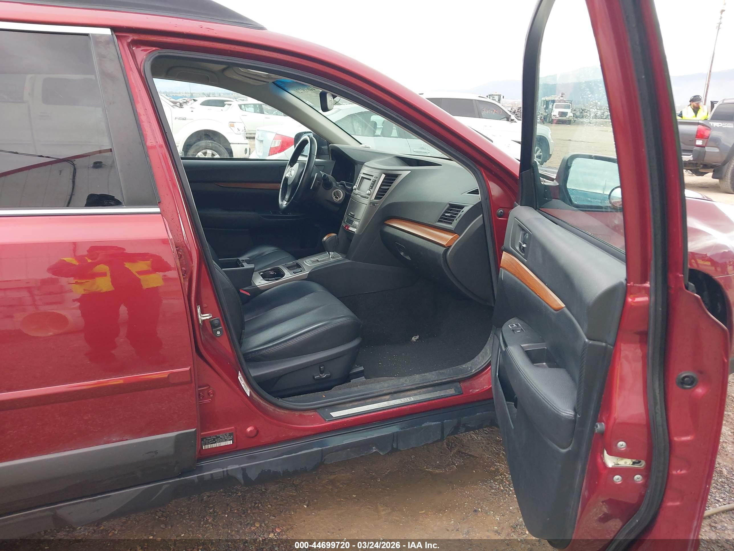 SUBARU OUTBACK image 5