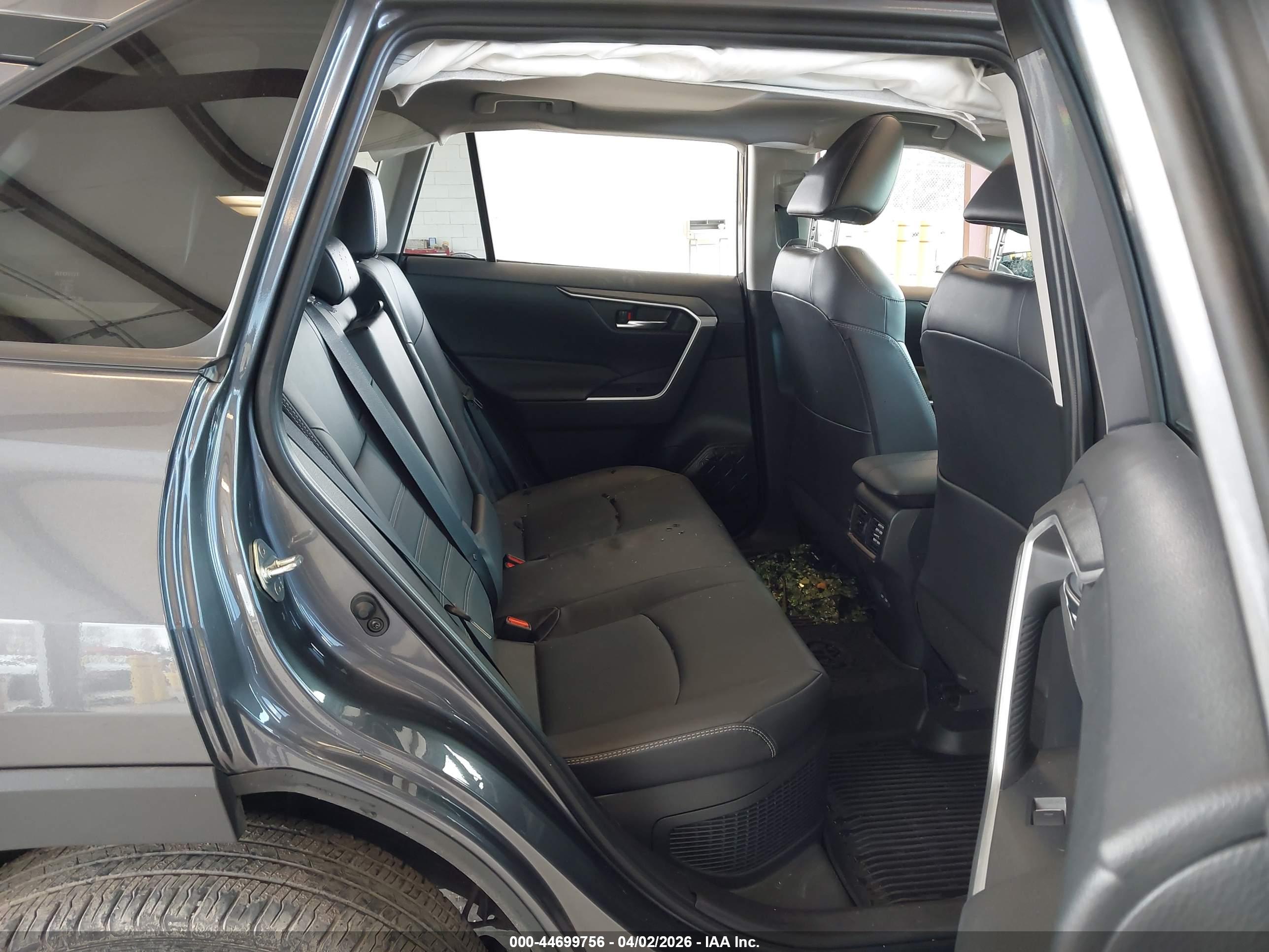 TOYOTA RAV4 image 8