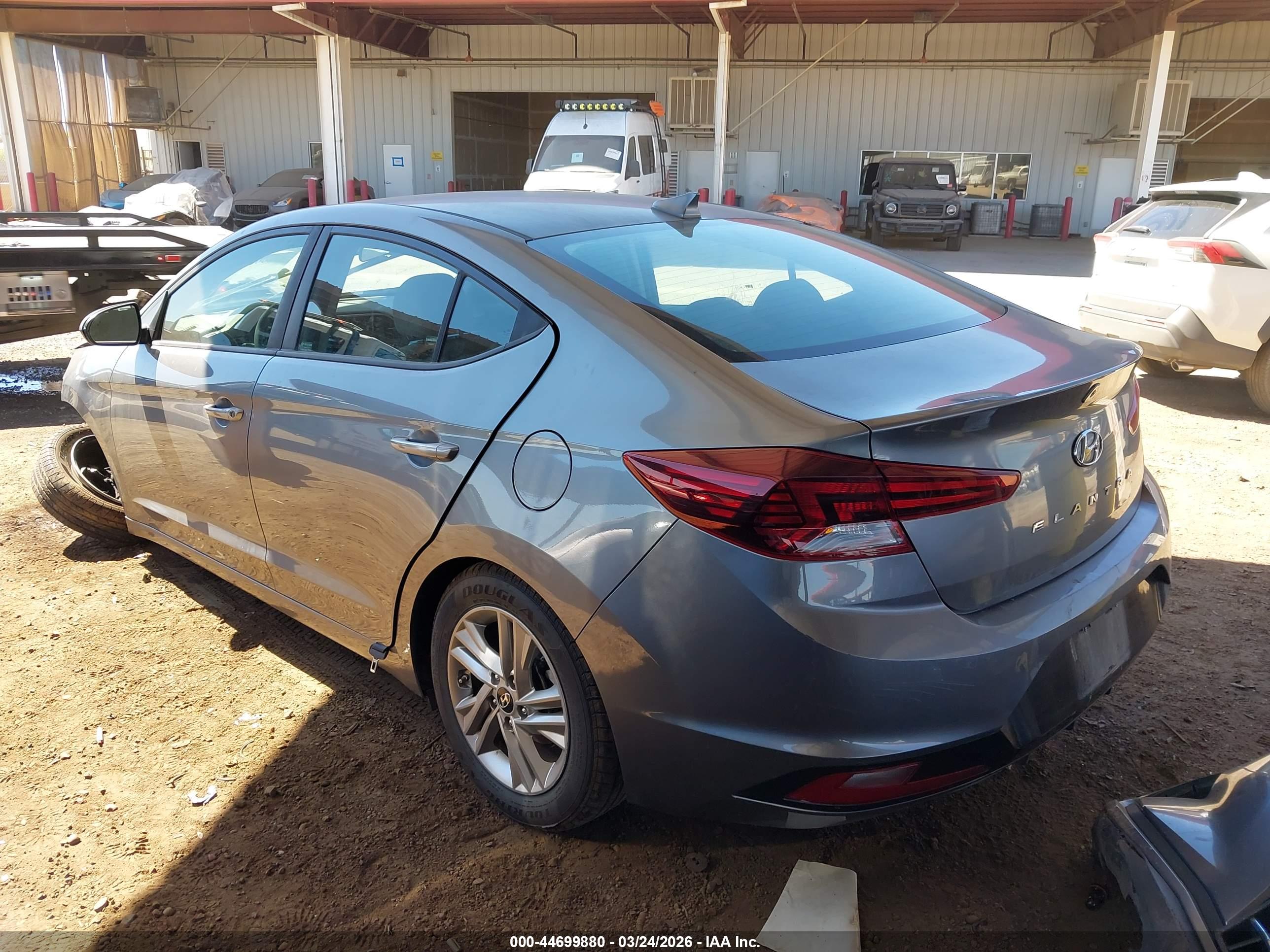HYUNDAI ELANTRA image 3