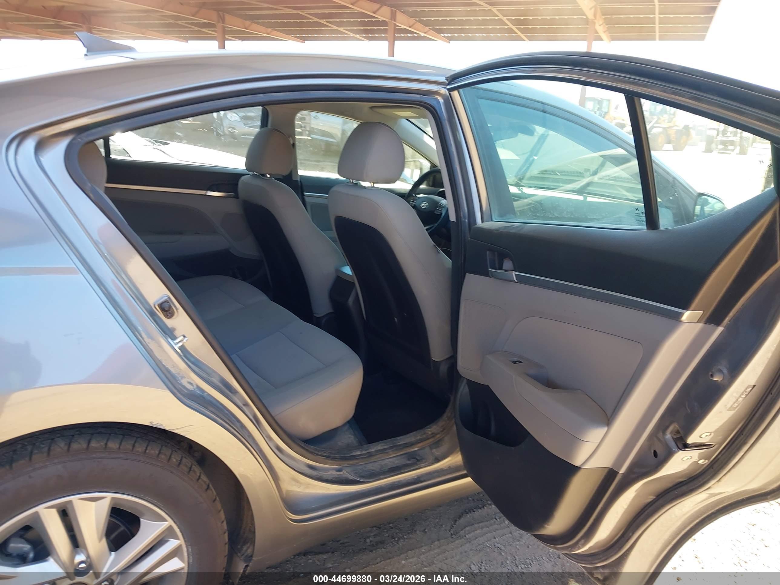 HYUNDAI ELANTRA image 8