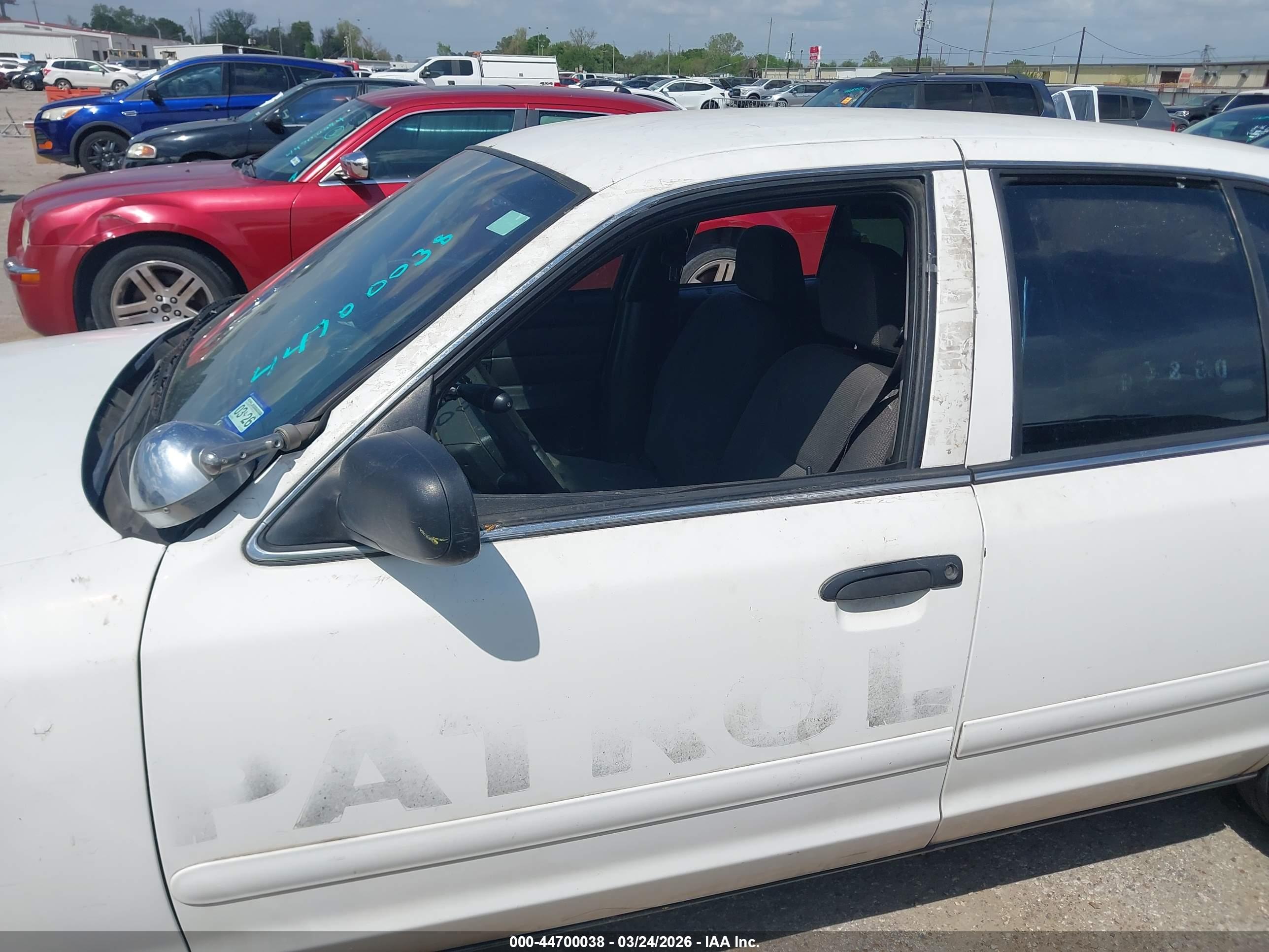FORD CROWN image 6