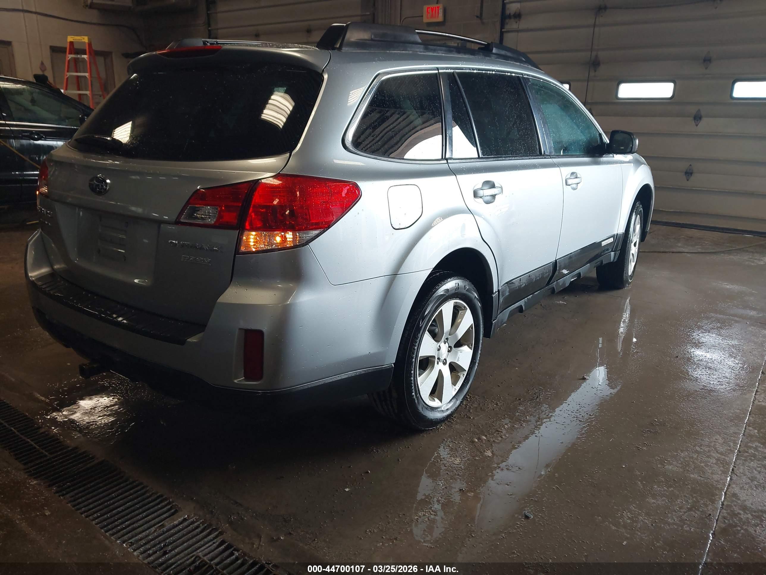 SUBARU OUTBACK image 4