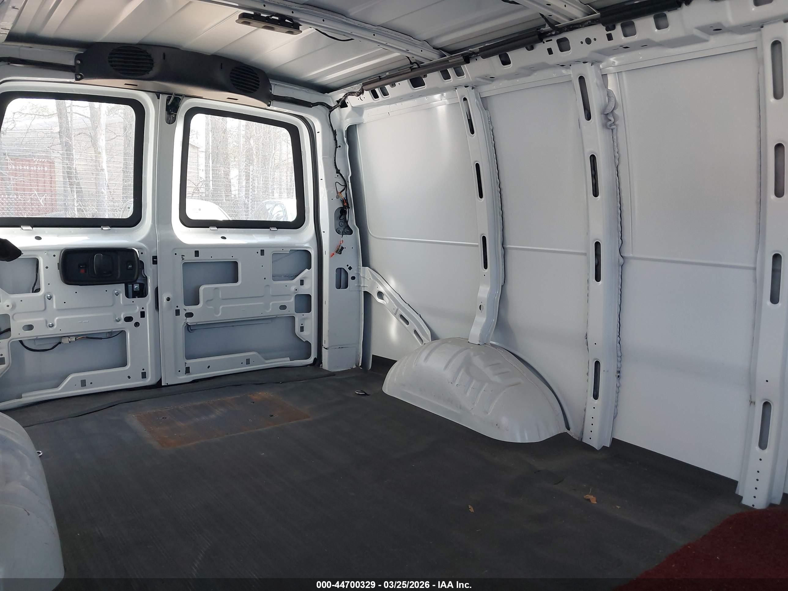 CHEVROLET EXPRESS image 8