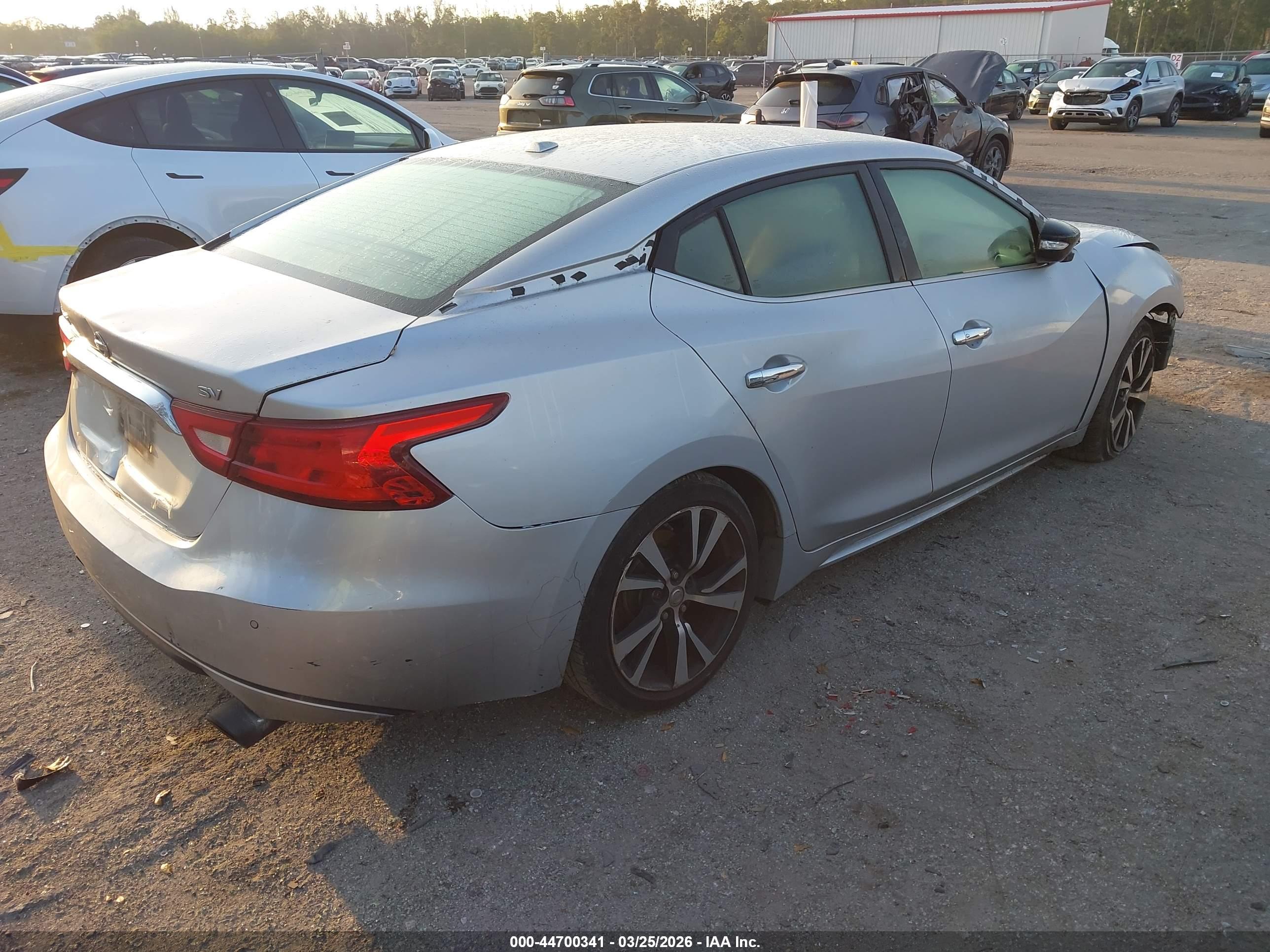 NISSAN MAXIMA image 4