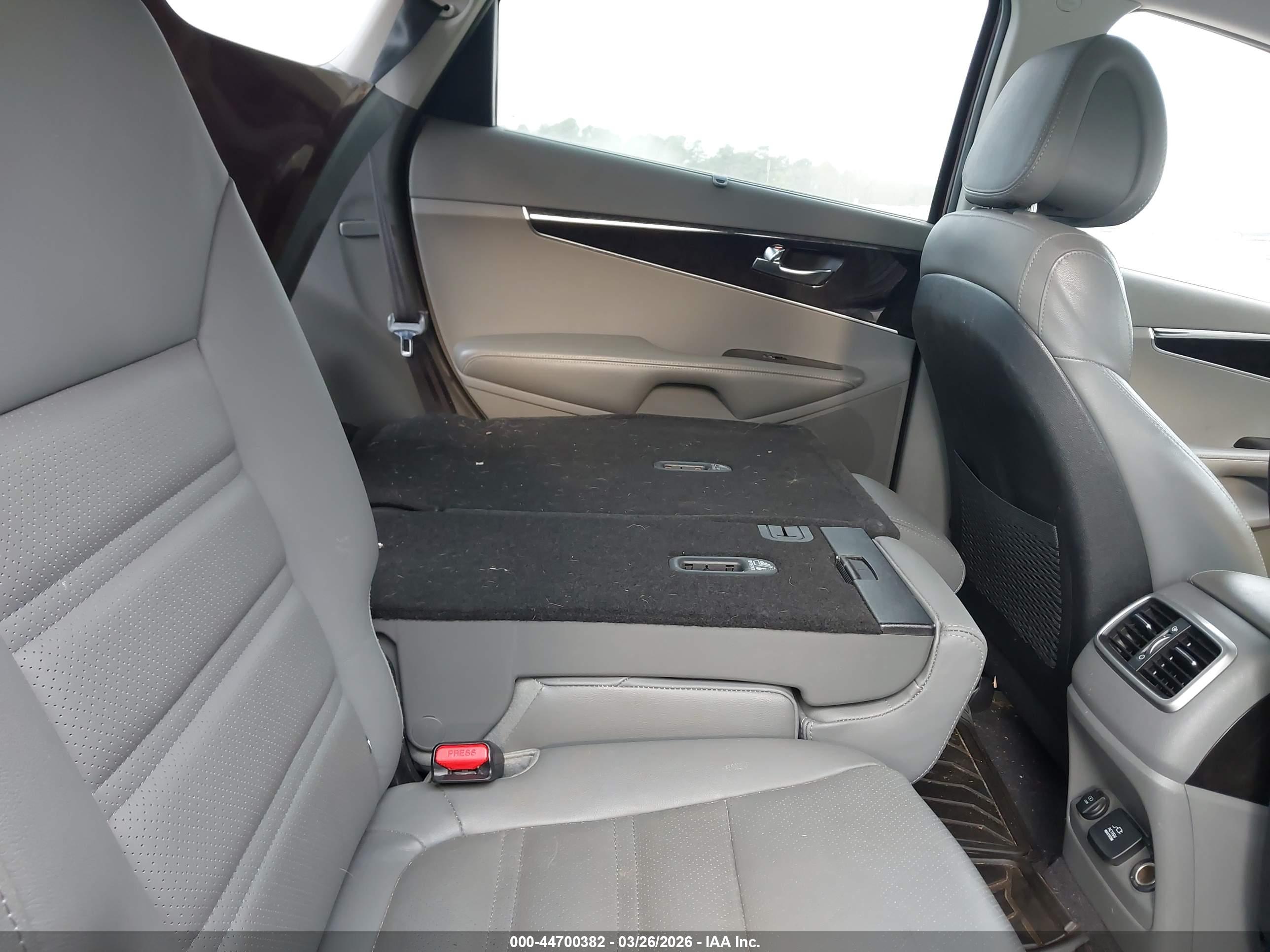 KIA SORENTO image 8