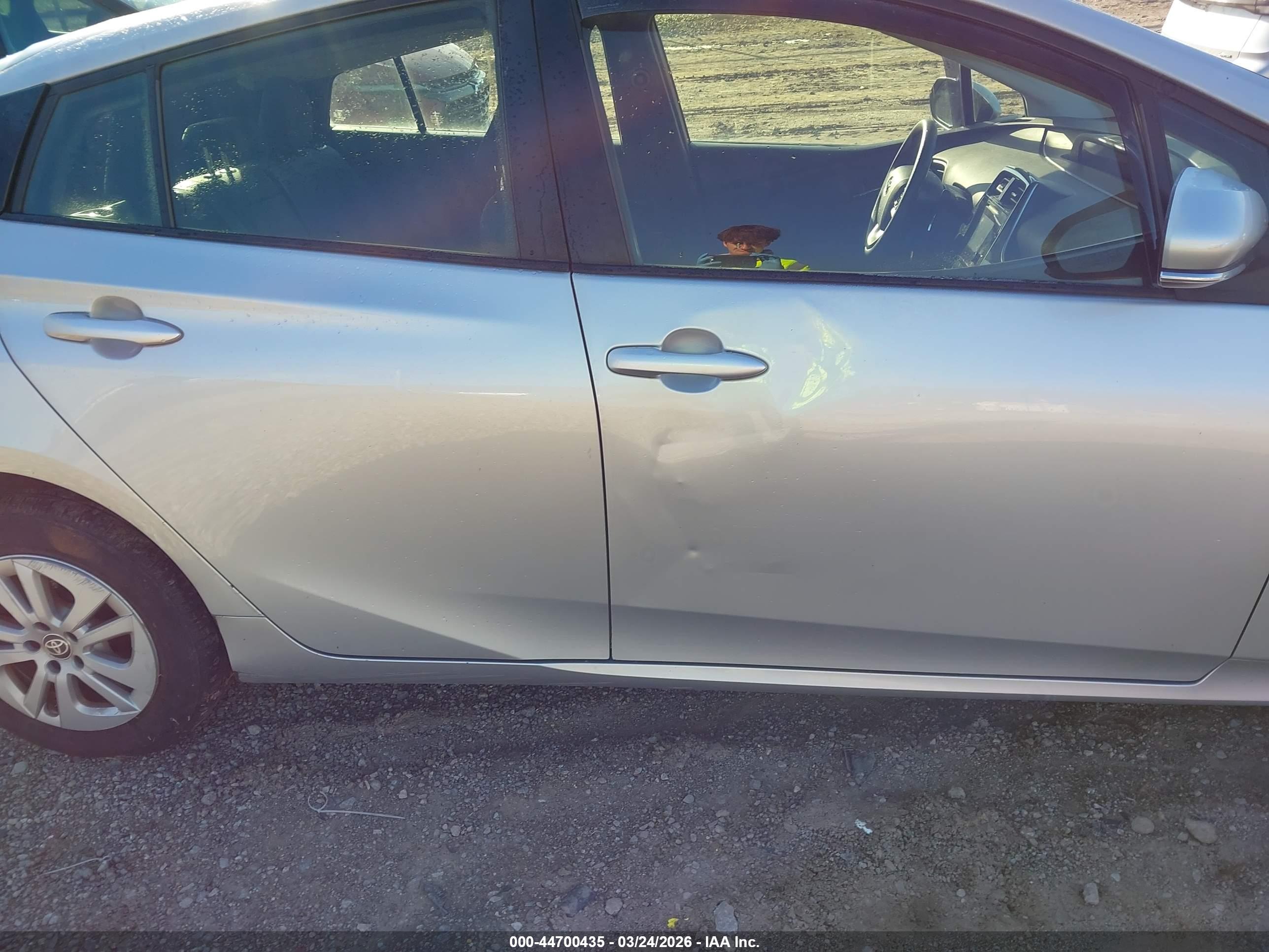 TOYOTA PRIUS image 6