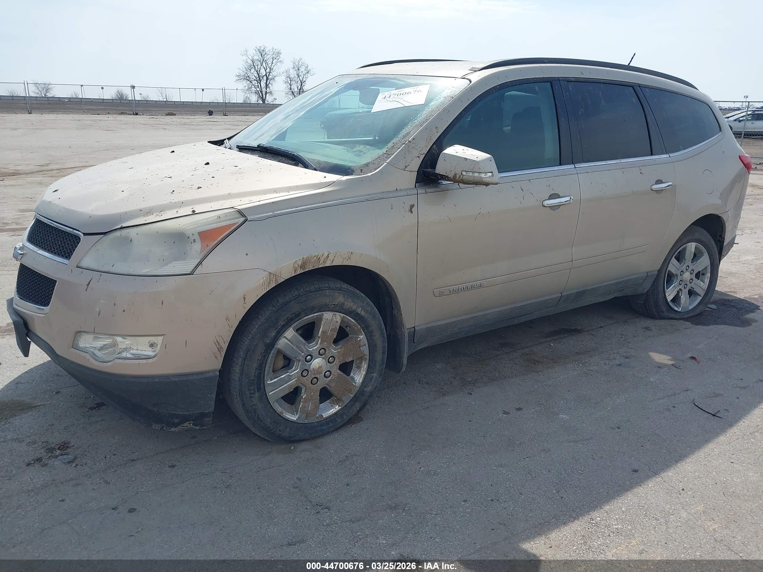 CHEVROLET TRAVERSE image 2