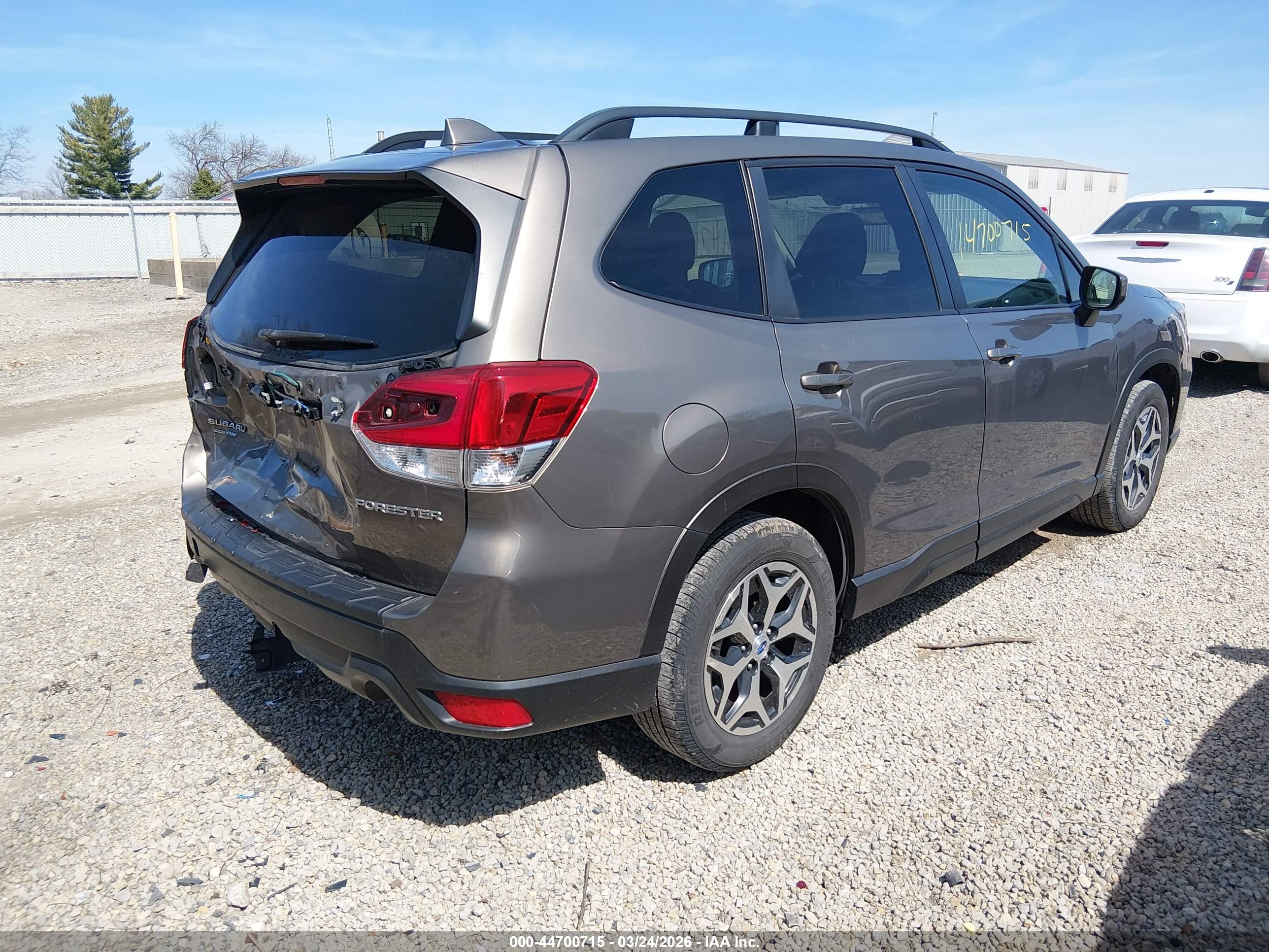SUBARU FORESTER image 4