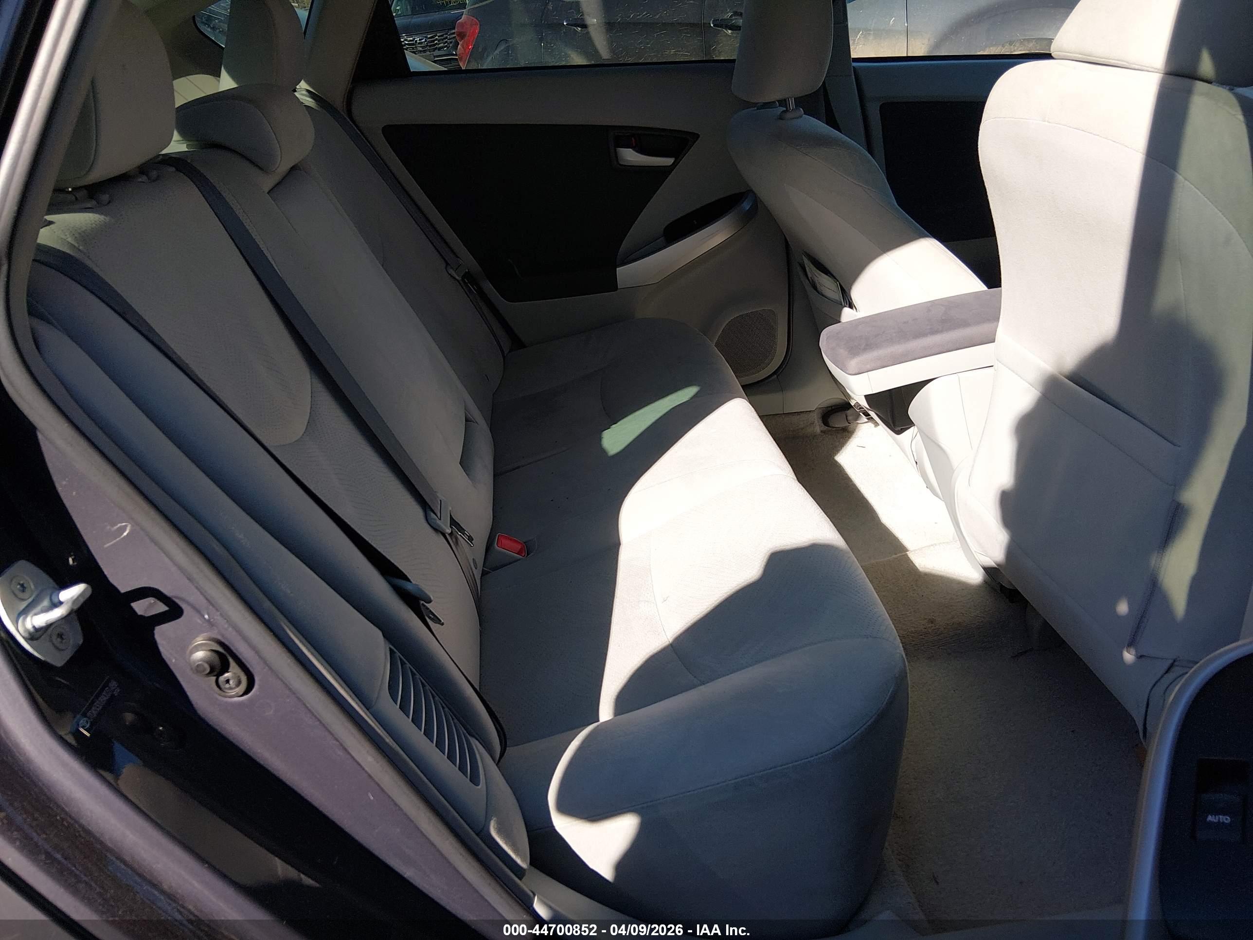 TOYOTA PRIUS image 8