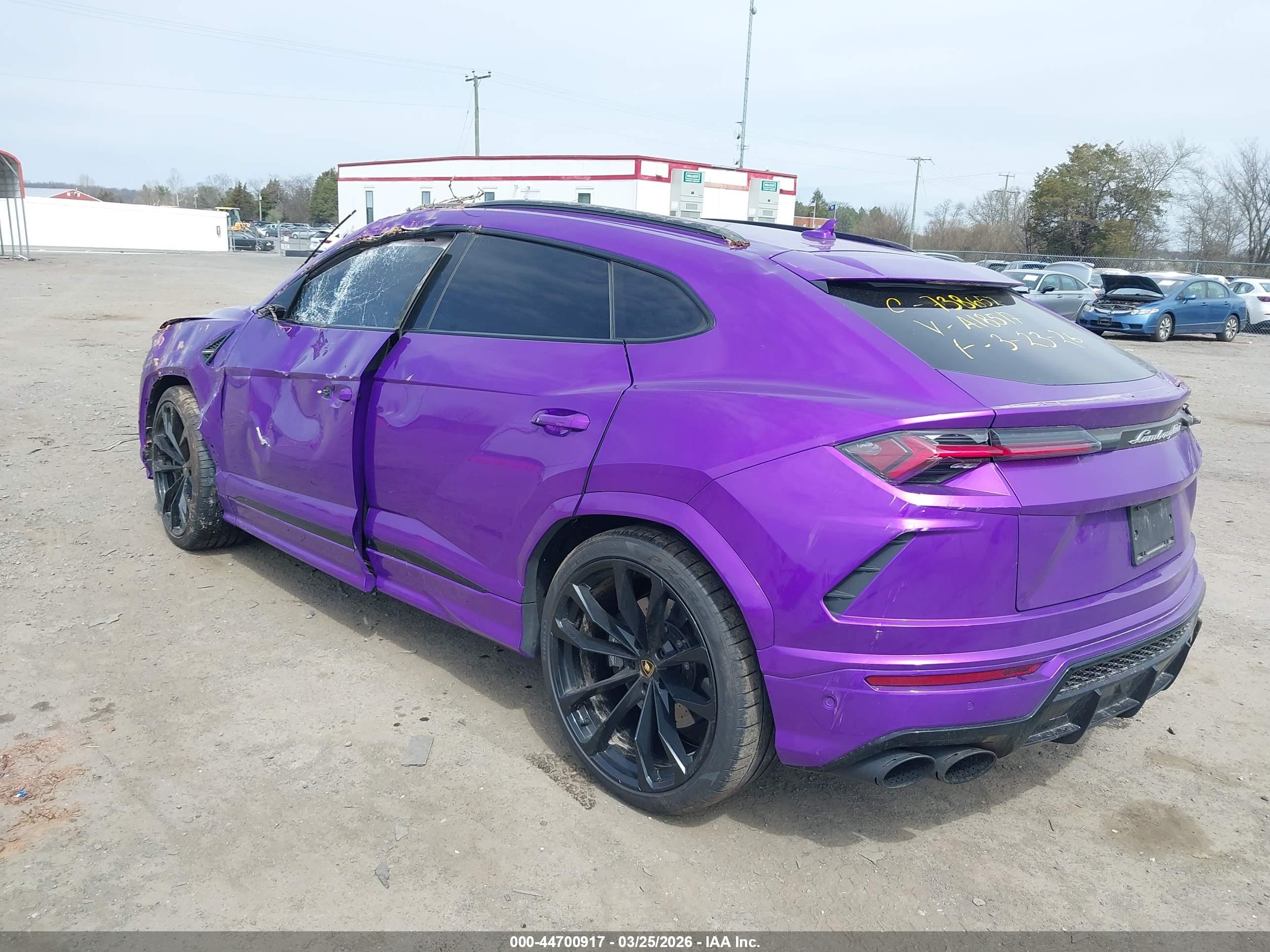 LAMBORGHINI URUS image 3