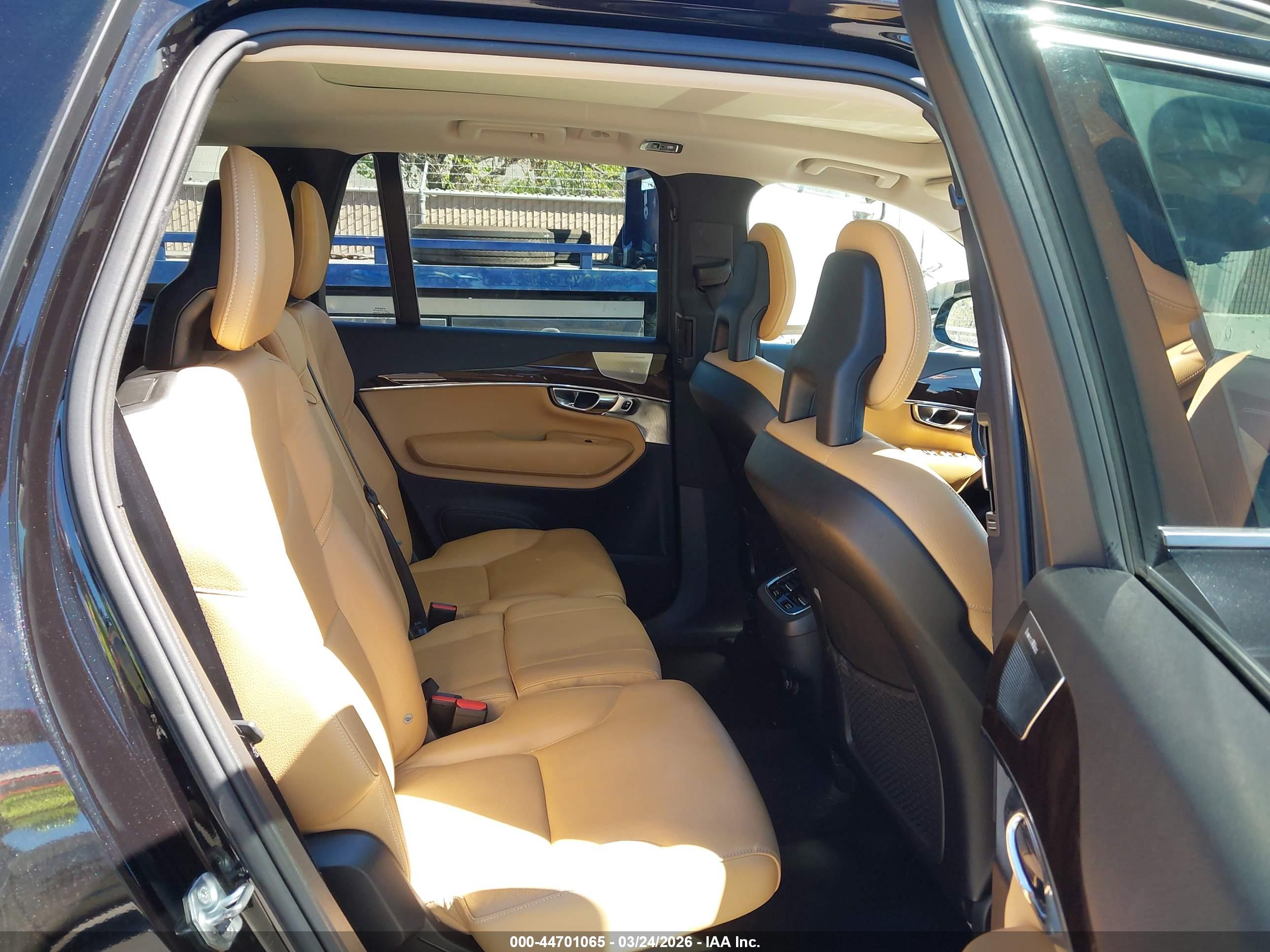 VOLVO XC90 image 8
