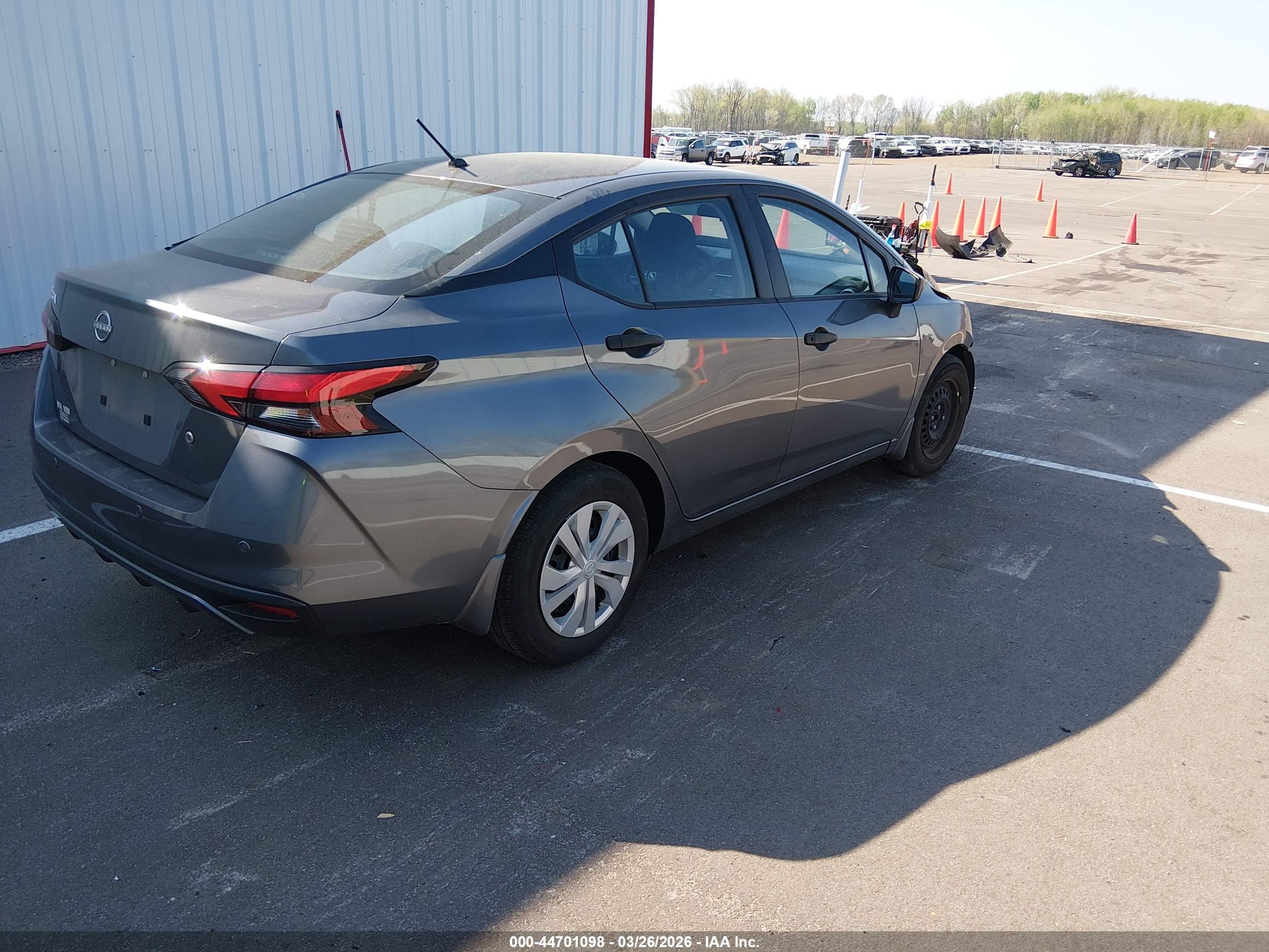 NISSAN VERSA image 4