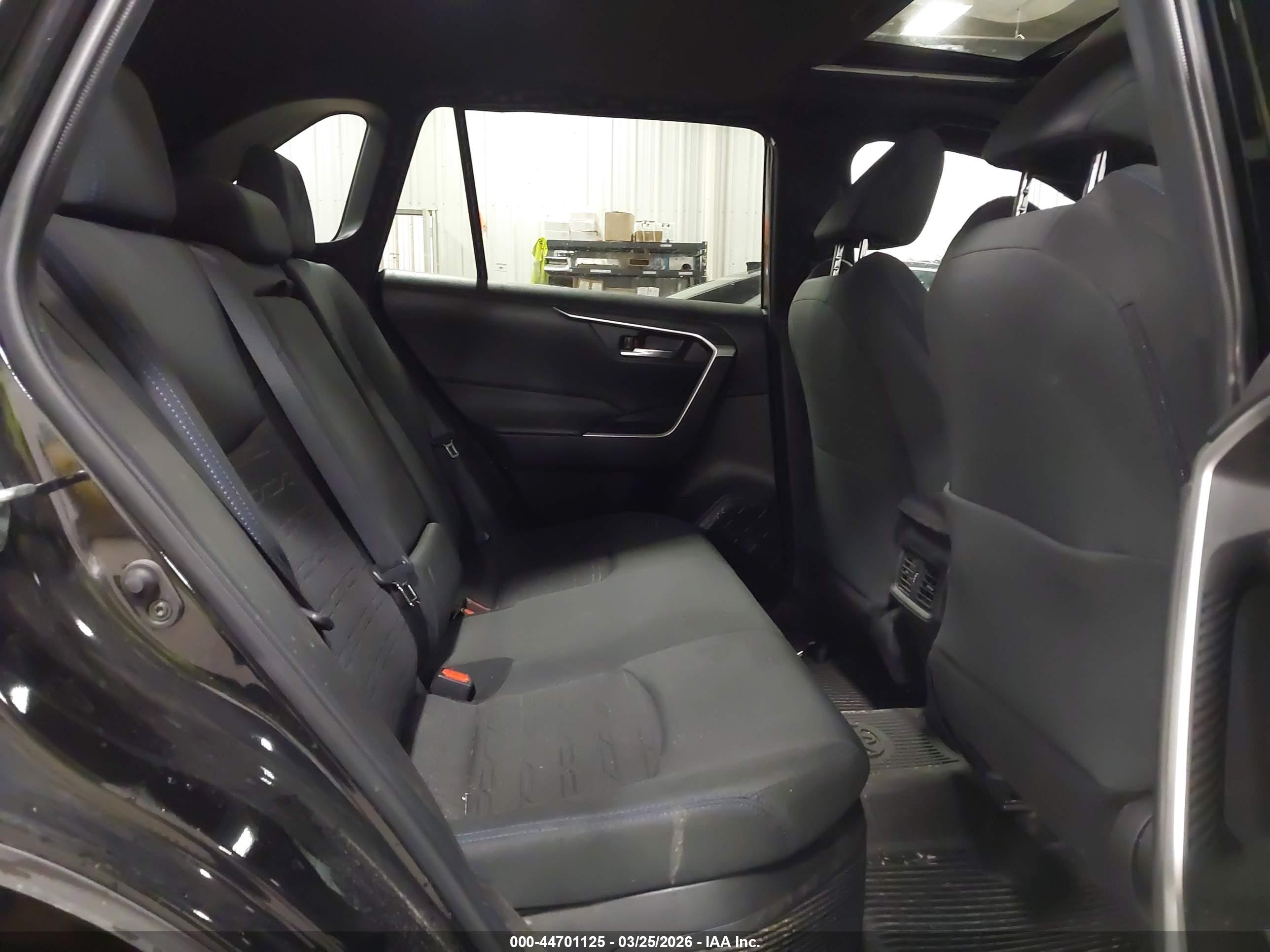 TOYOTA RAV4 image 8