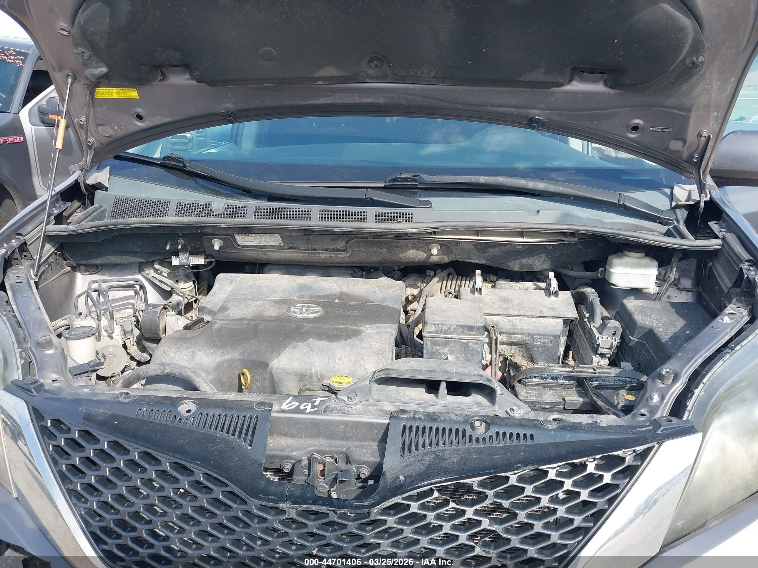 TOYOTA SIENNA image 10