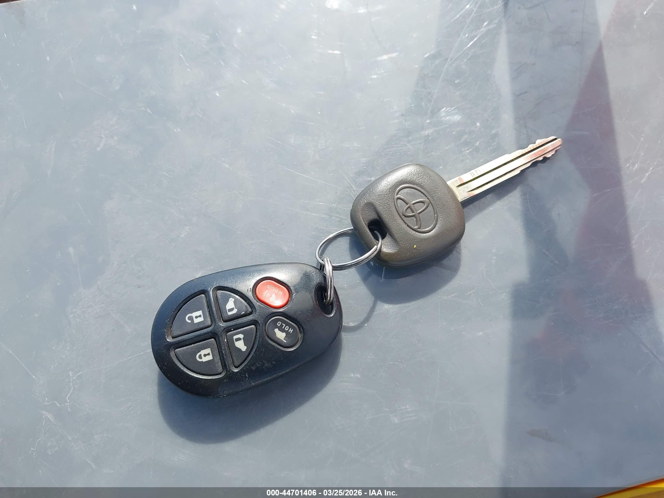 TOYOTA SIENNA image 11