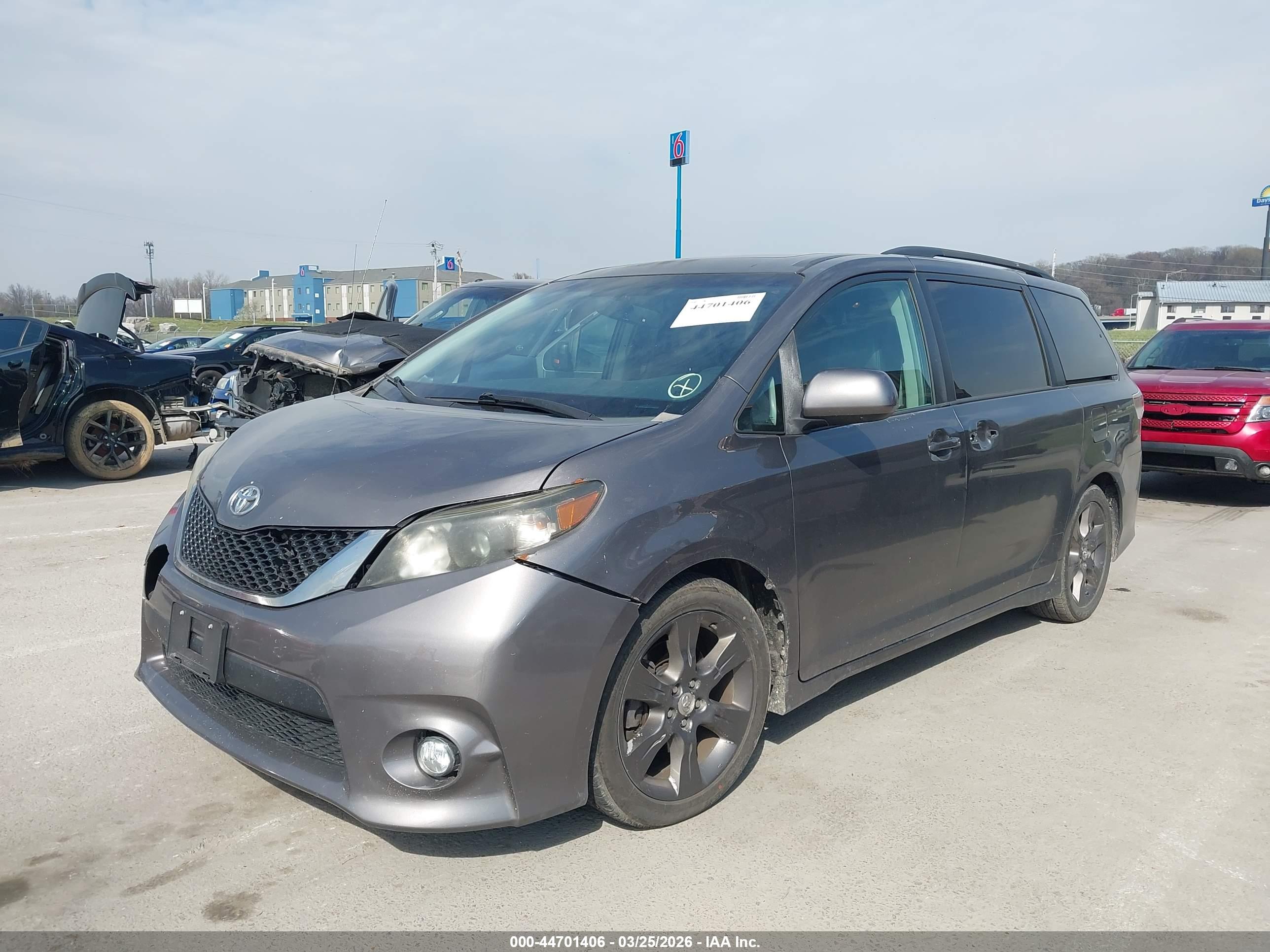 TOYOTA SIENNA image 2
