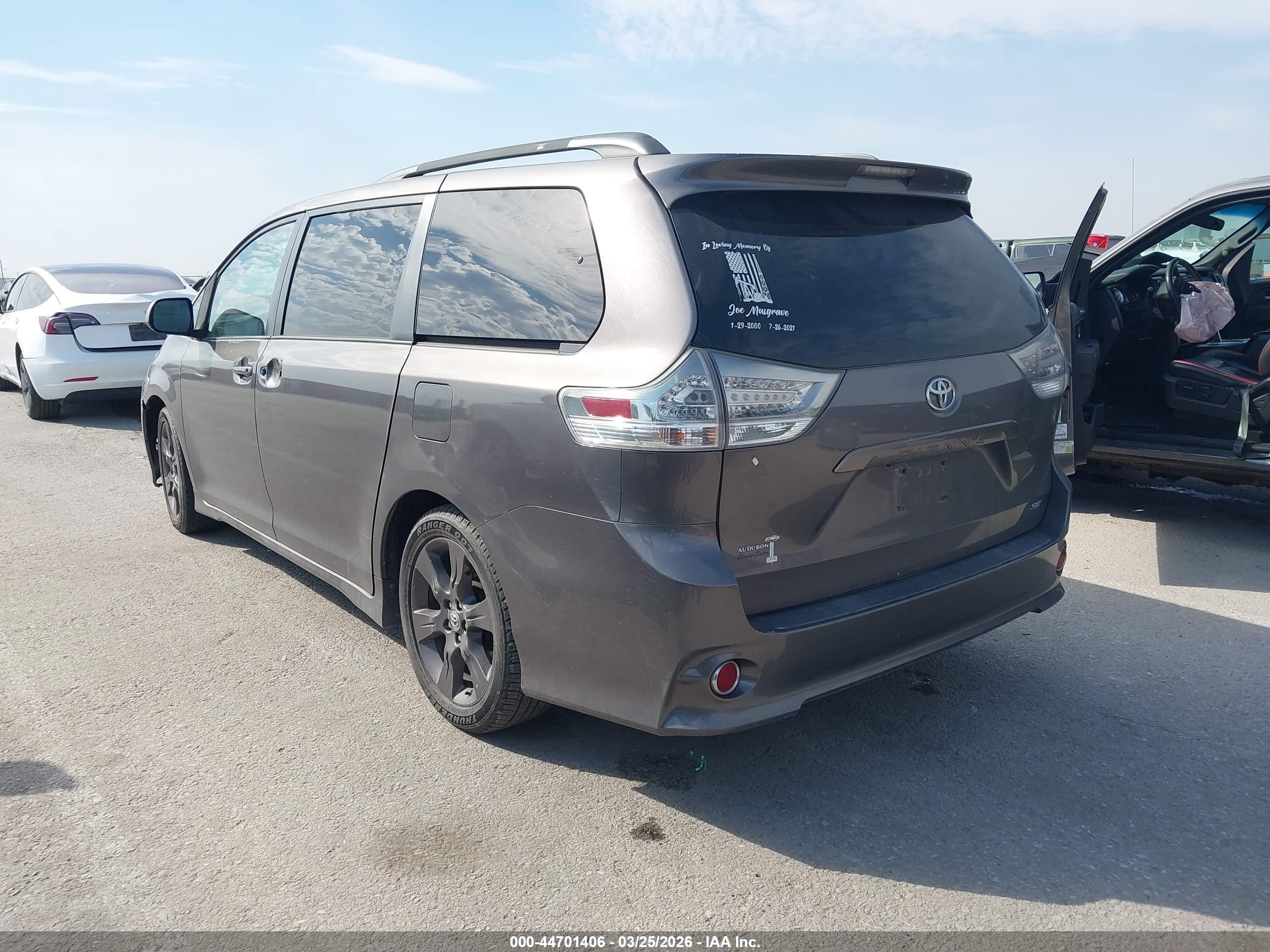 TOYOTA SIENNA image 3