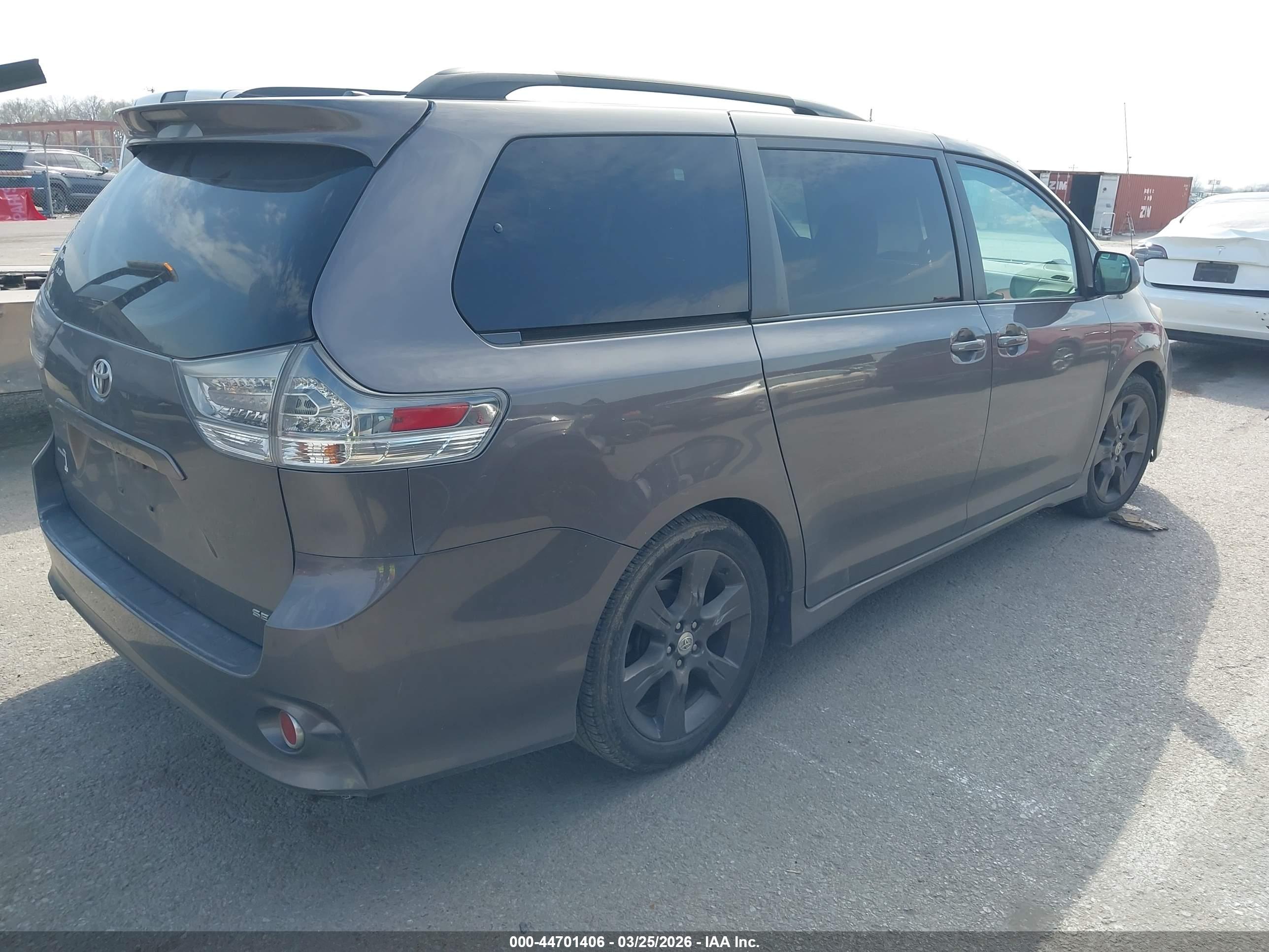 TOYOTA SIENNA image 4