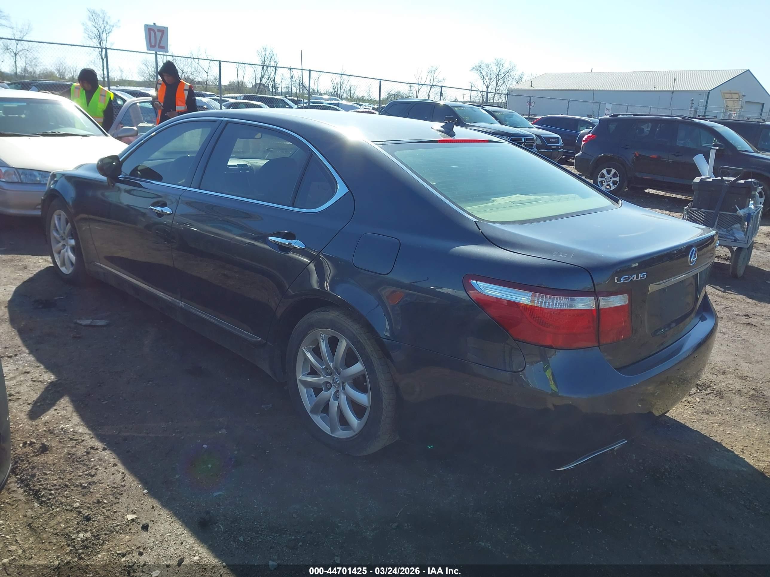 LEXUS LS image 3