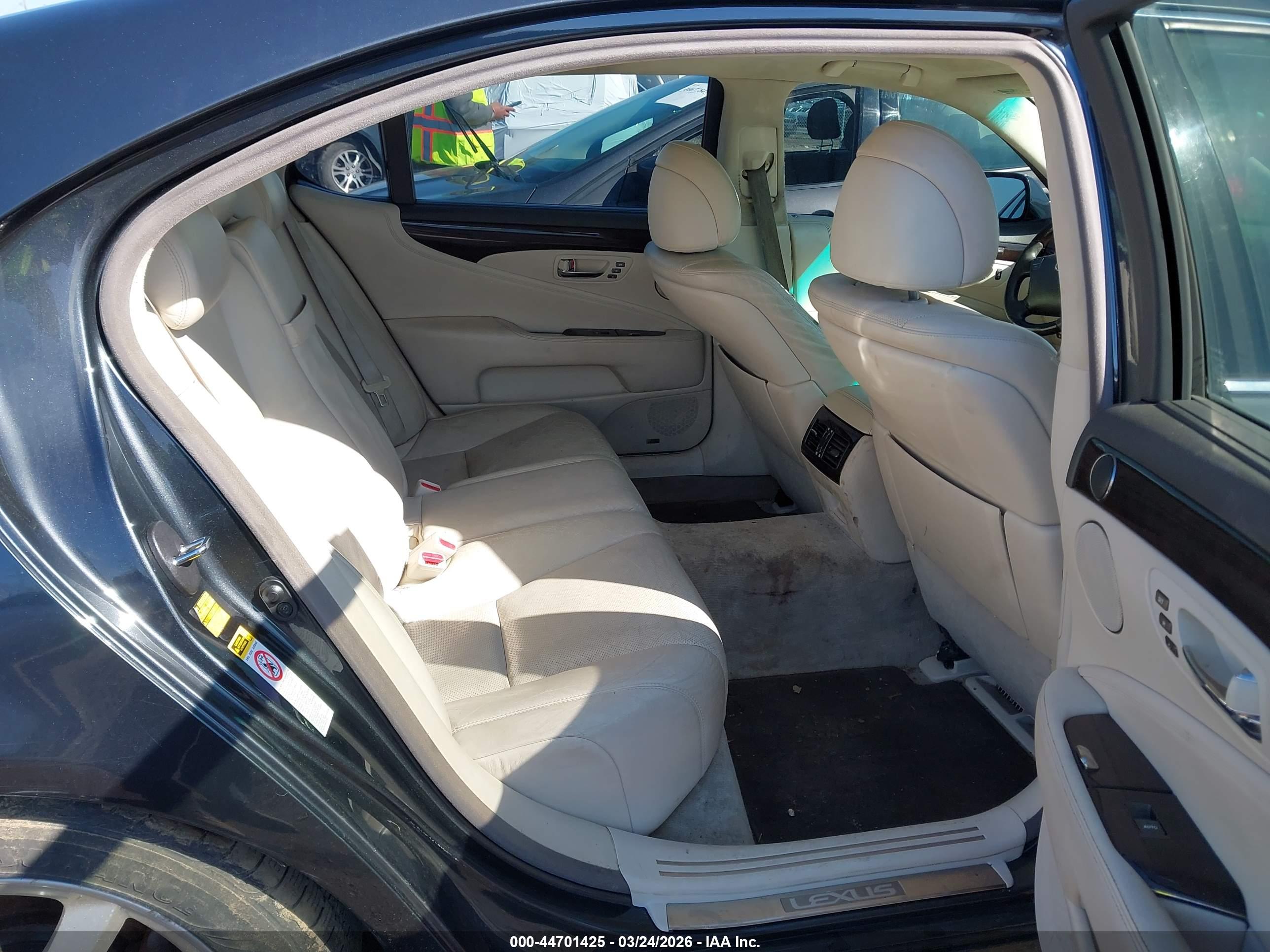 LEXUS LS image 8