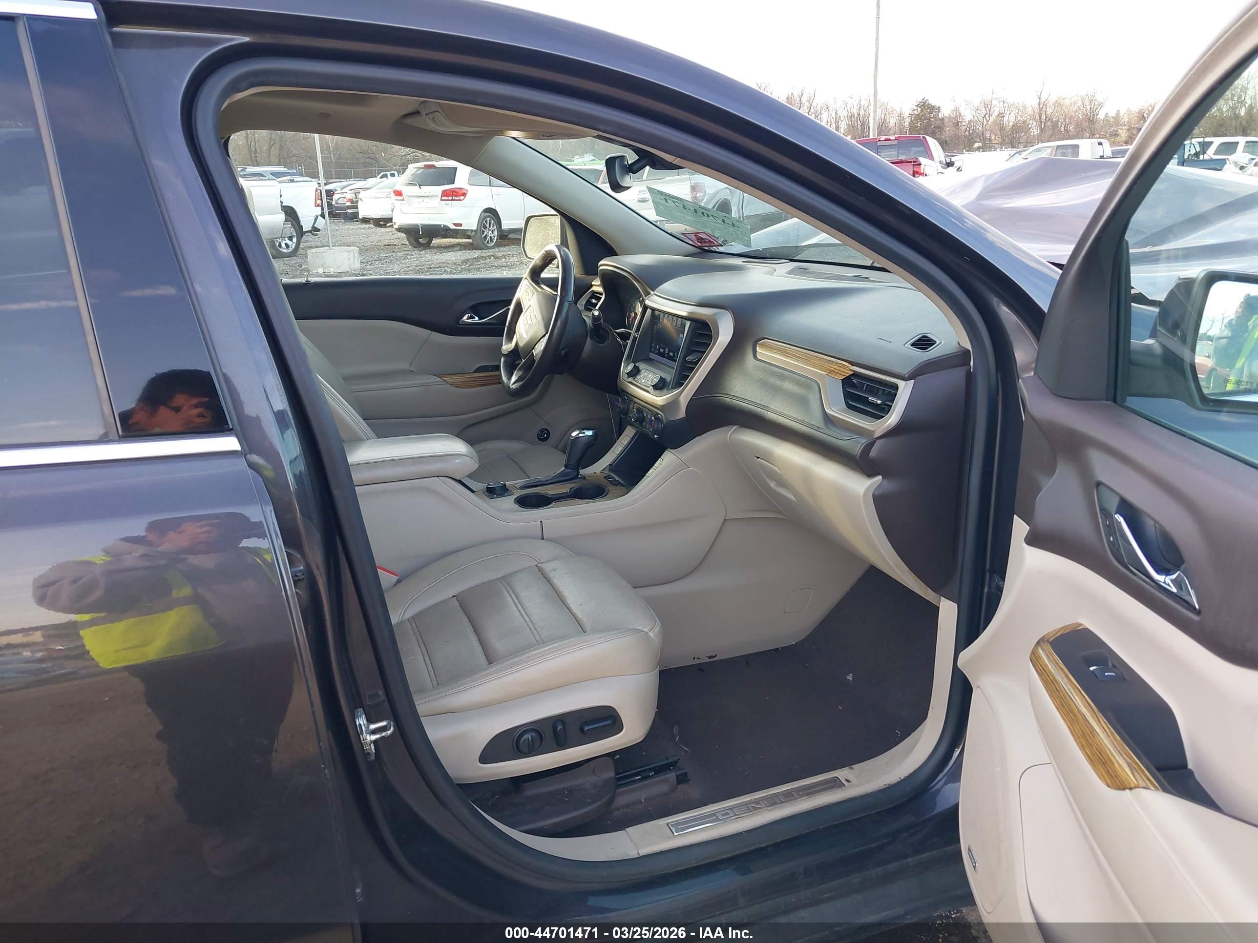 GMC ACADIA image 5