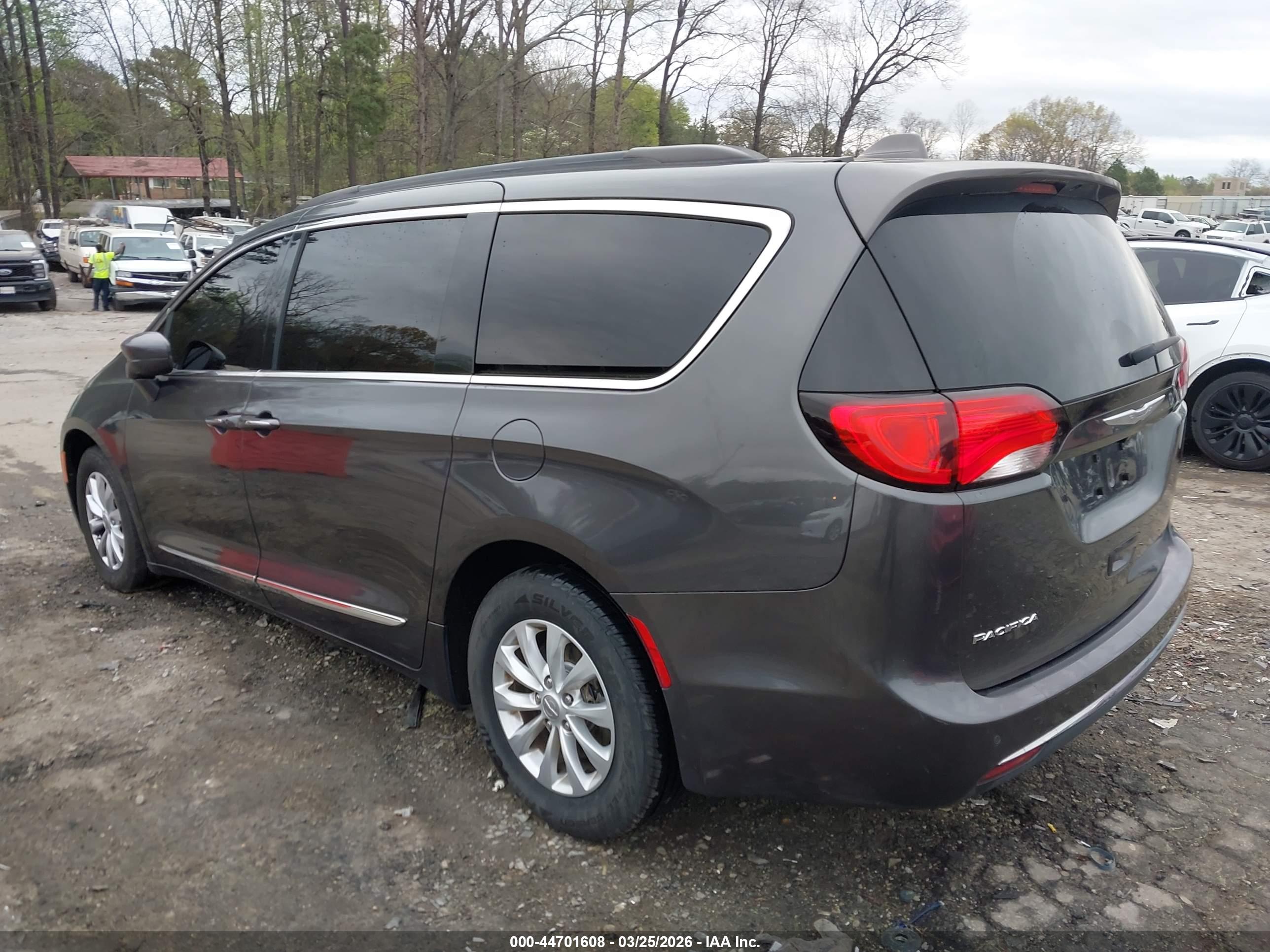 CHRYSLER PACIFICA image 3