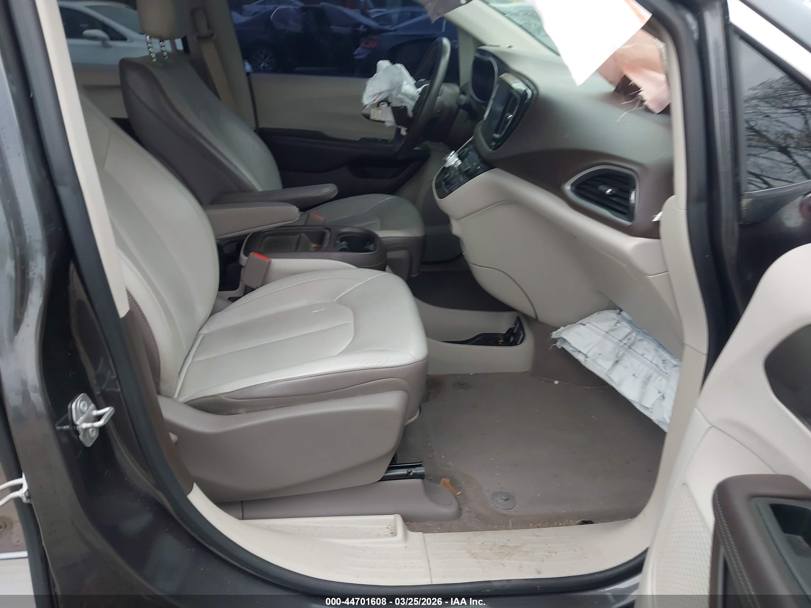 CHRYSLER PACIFICA image 5