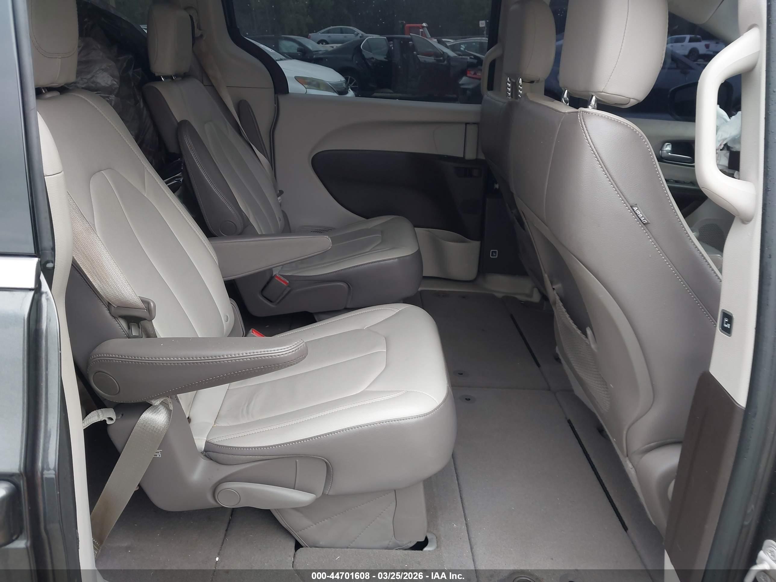 CHRYSLER PACIFICA image 8