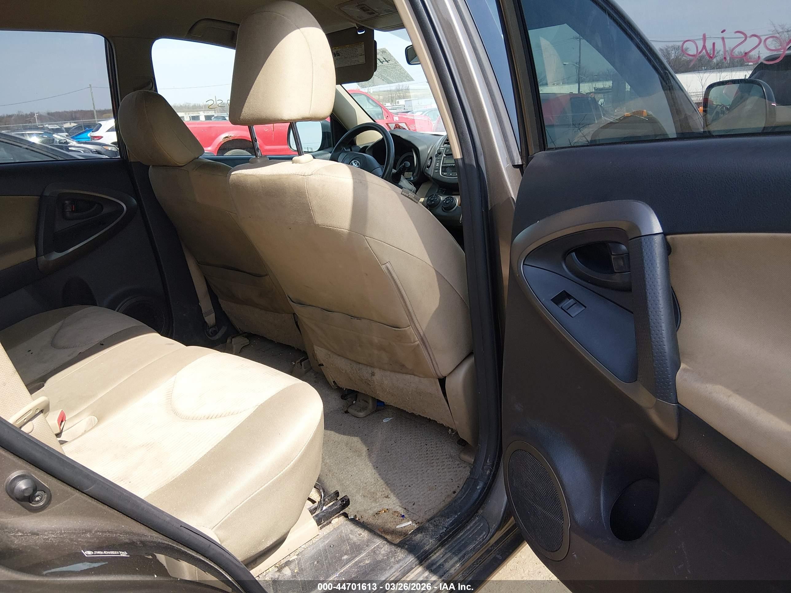 TOYOTA RAV4 image 8