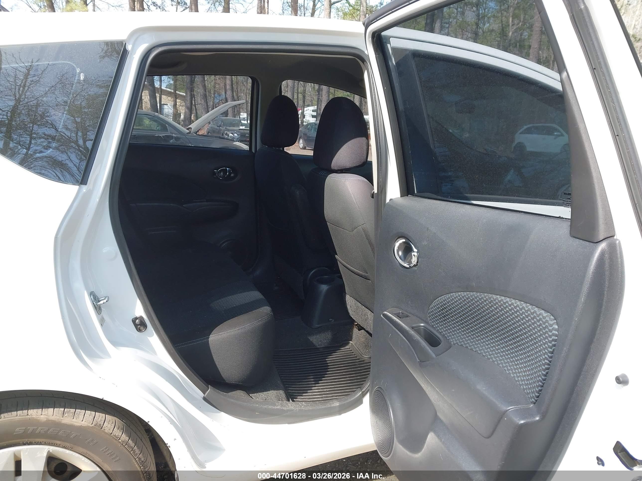 NISSAN VERSA image 8