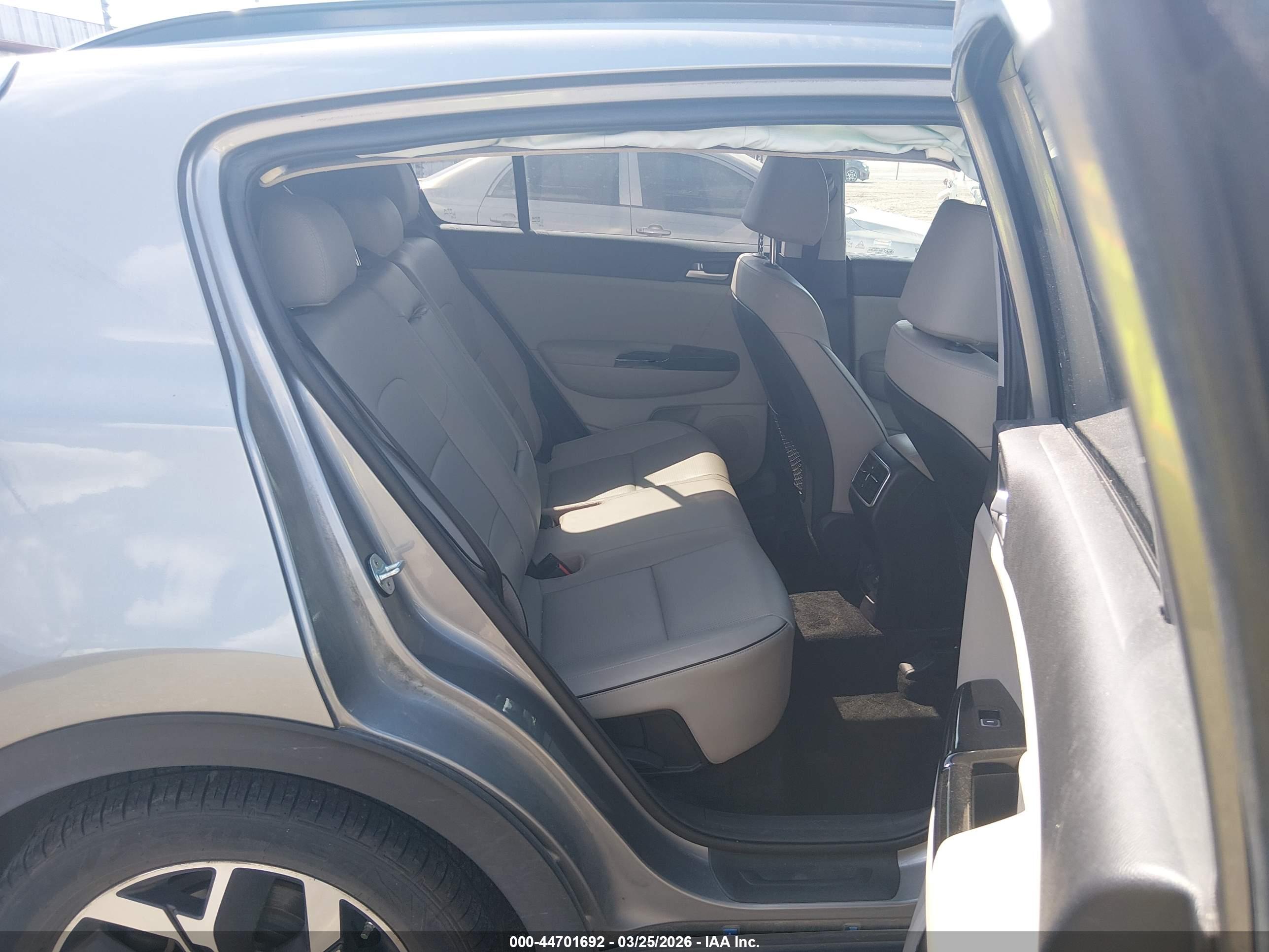 KIA SPORTAGE image 8
