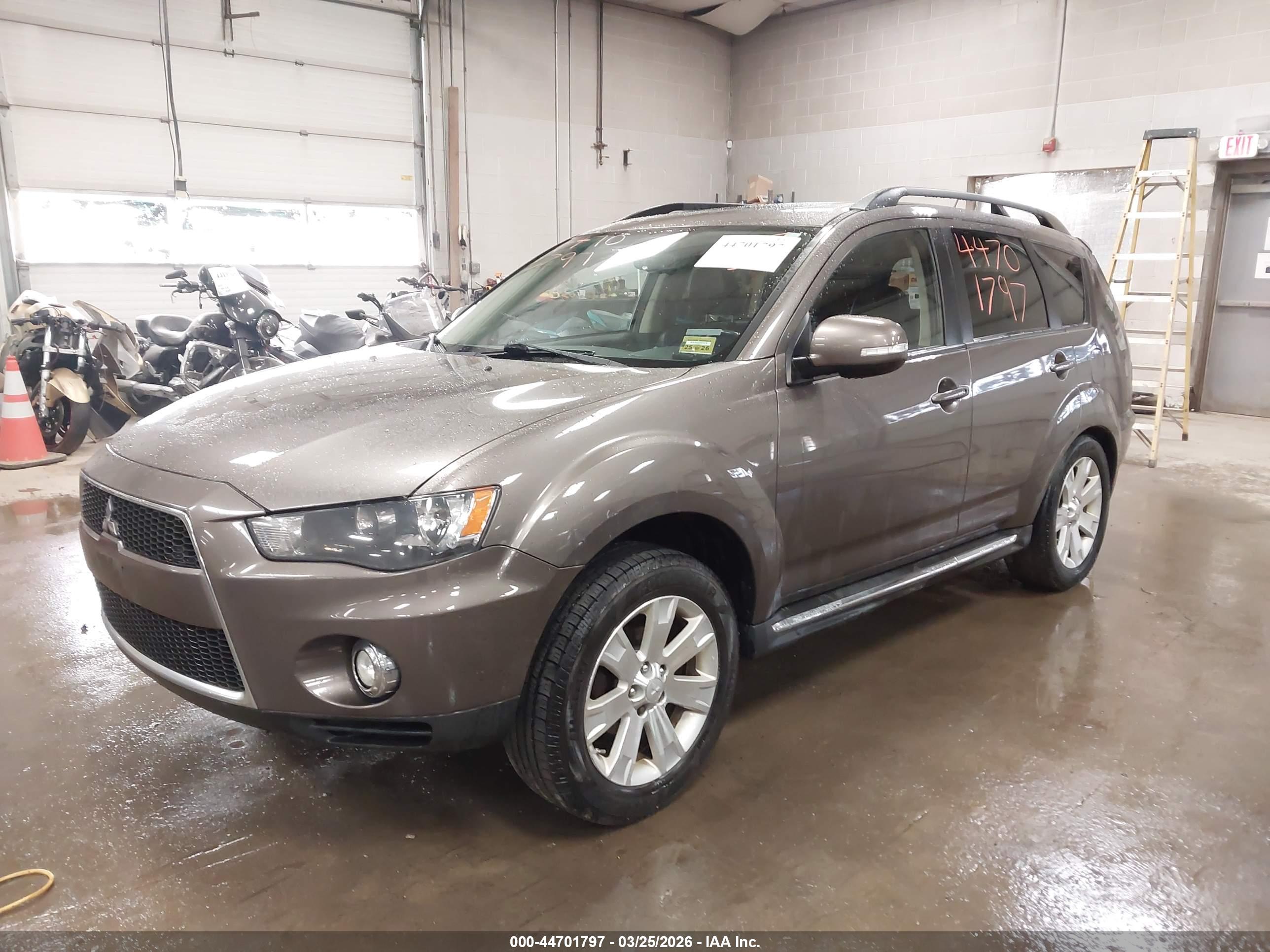 MITSUBISHI OUTLANDER image 2