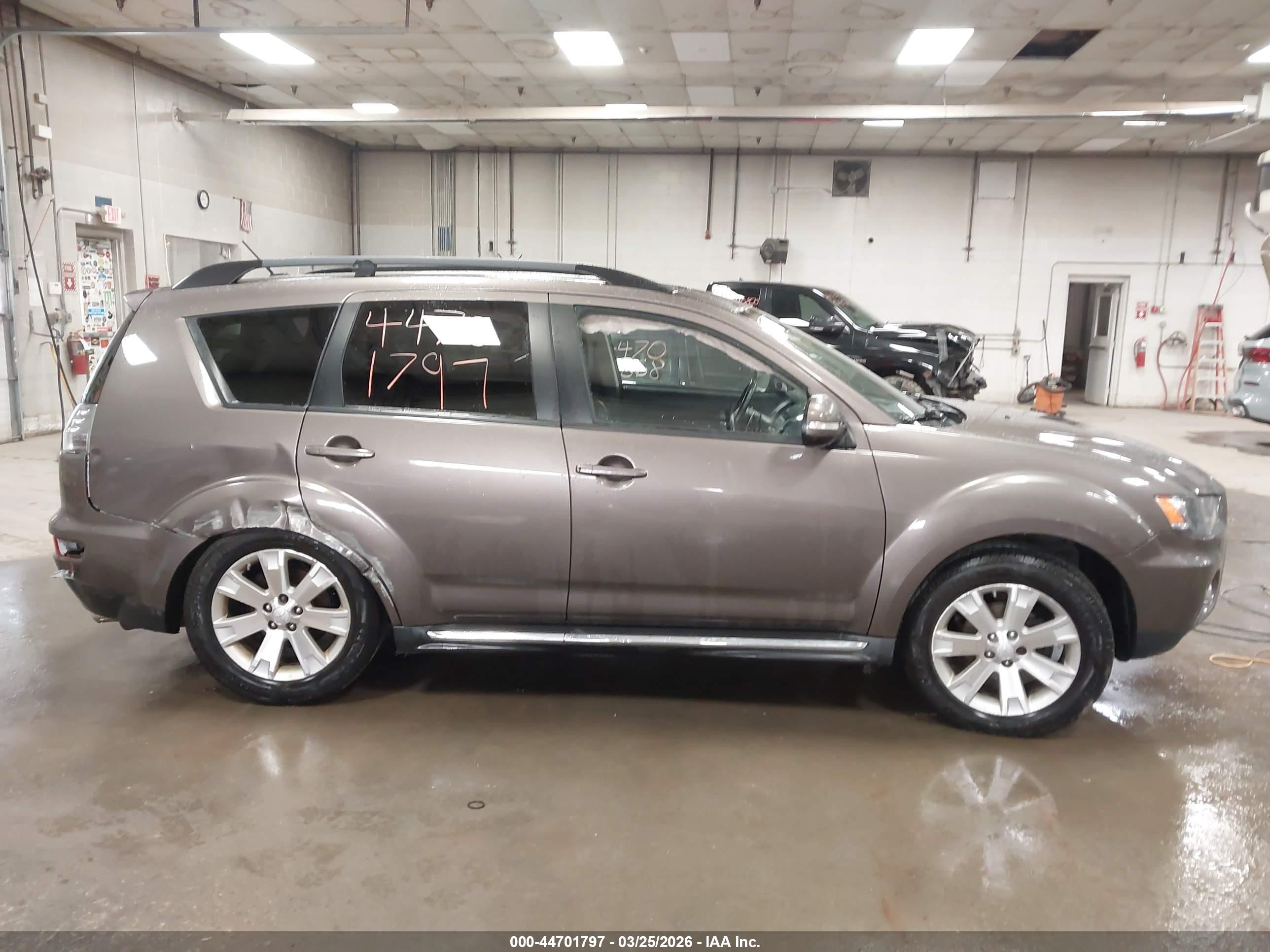 MITSUBISHI OUTLANDER image 6