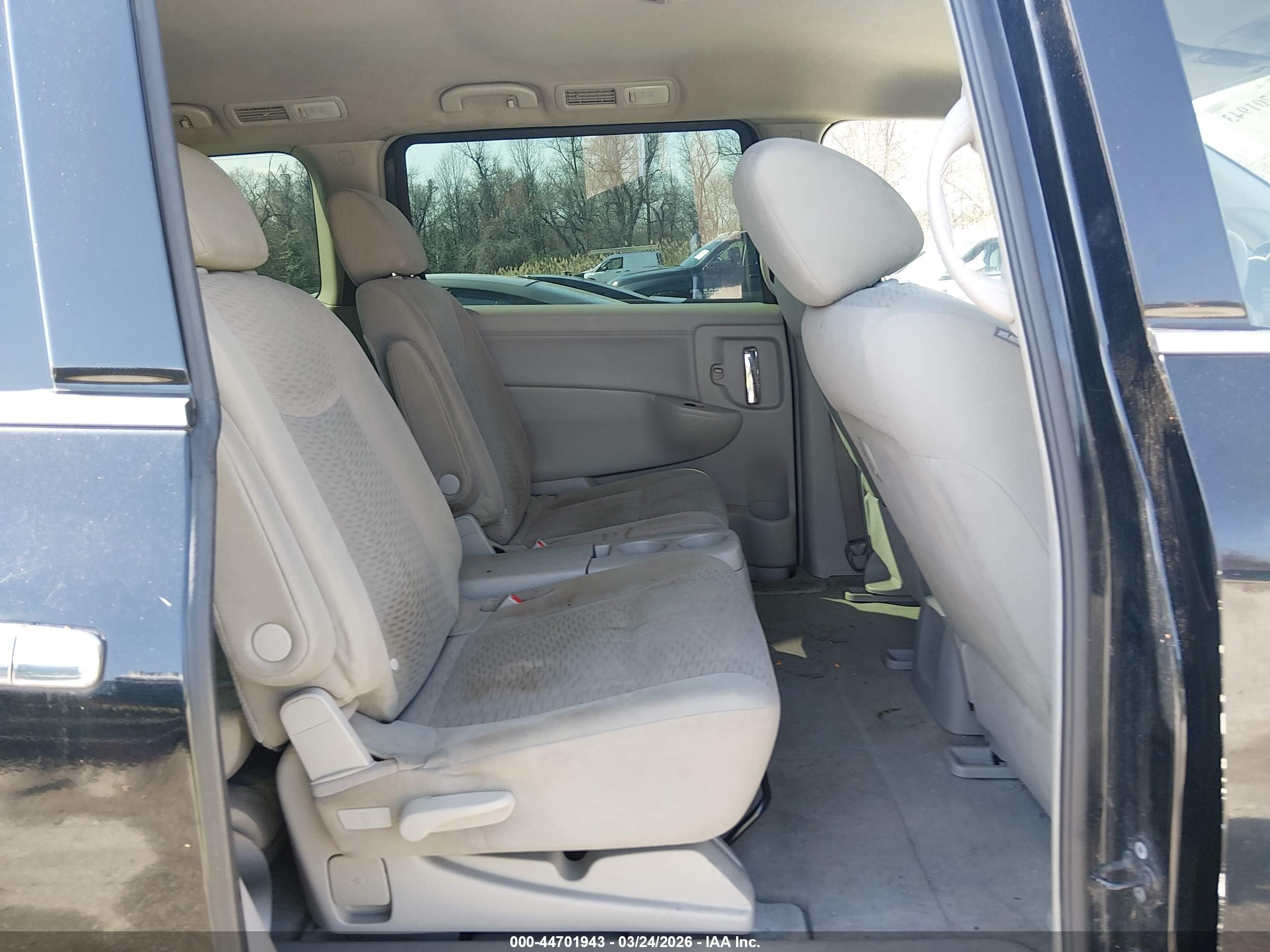 NISSAN QUEST image 8