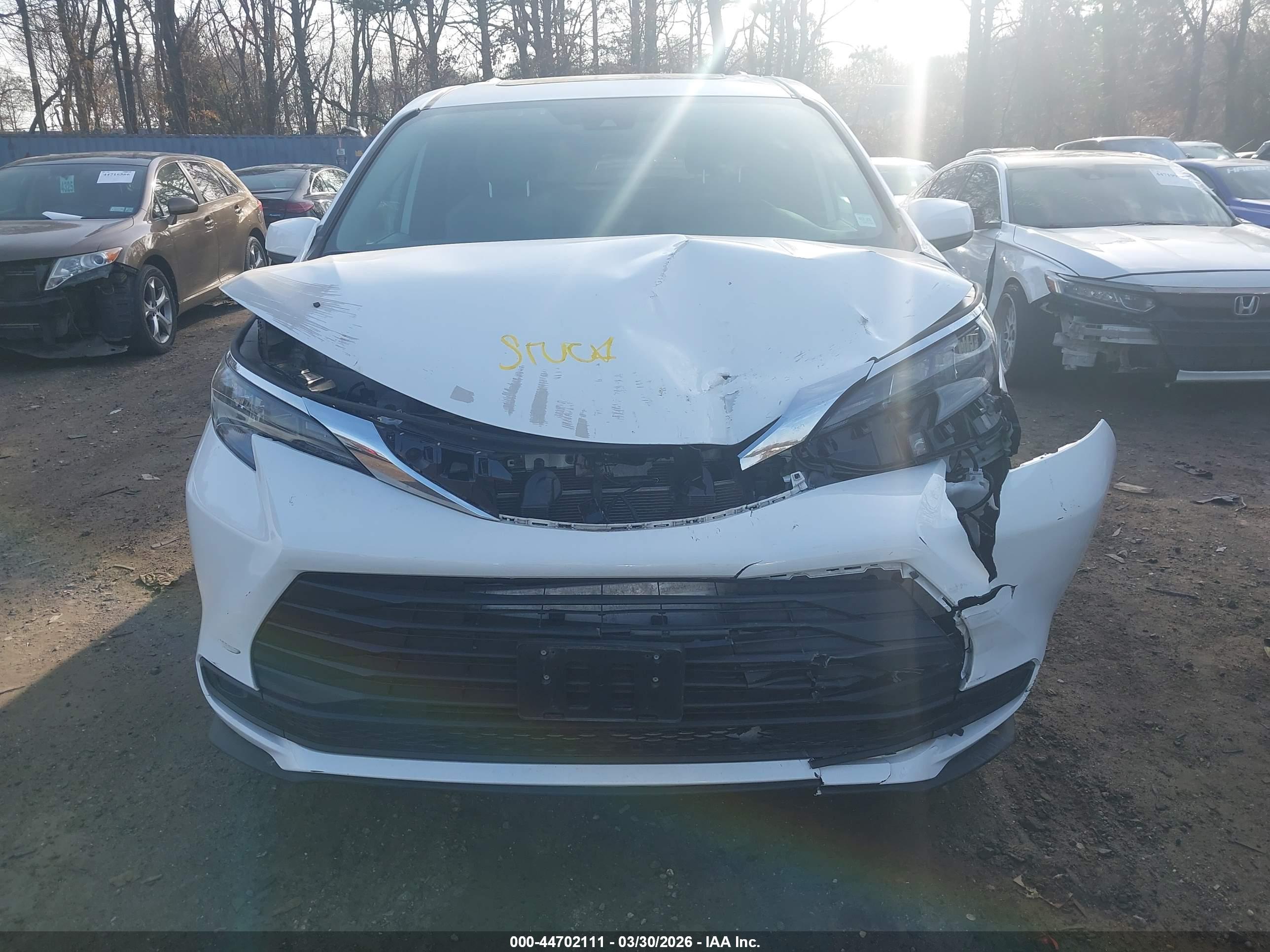 TOYOTA SIENNA image 6