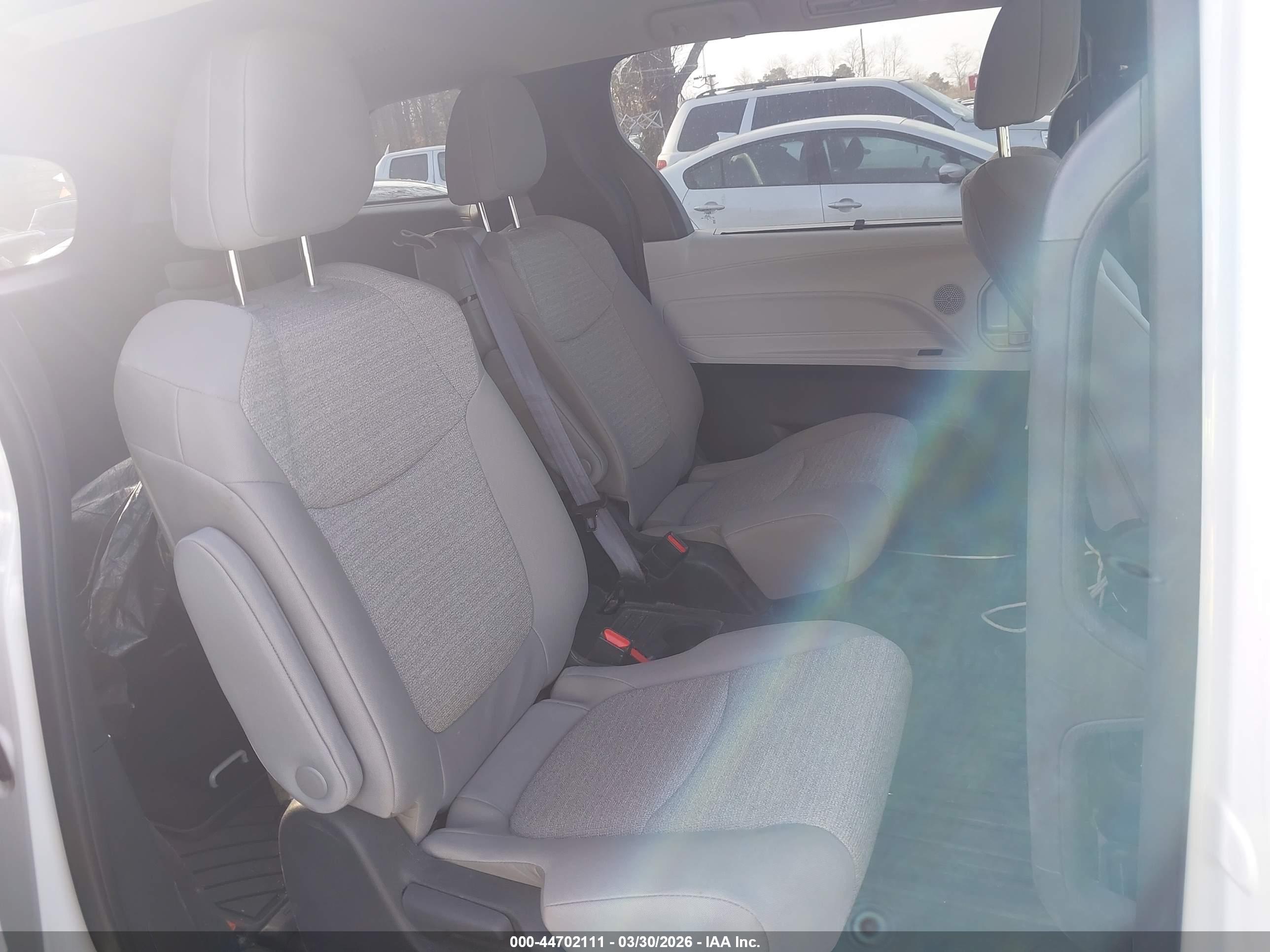 TOYOTA SIENNA image 8