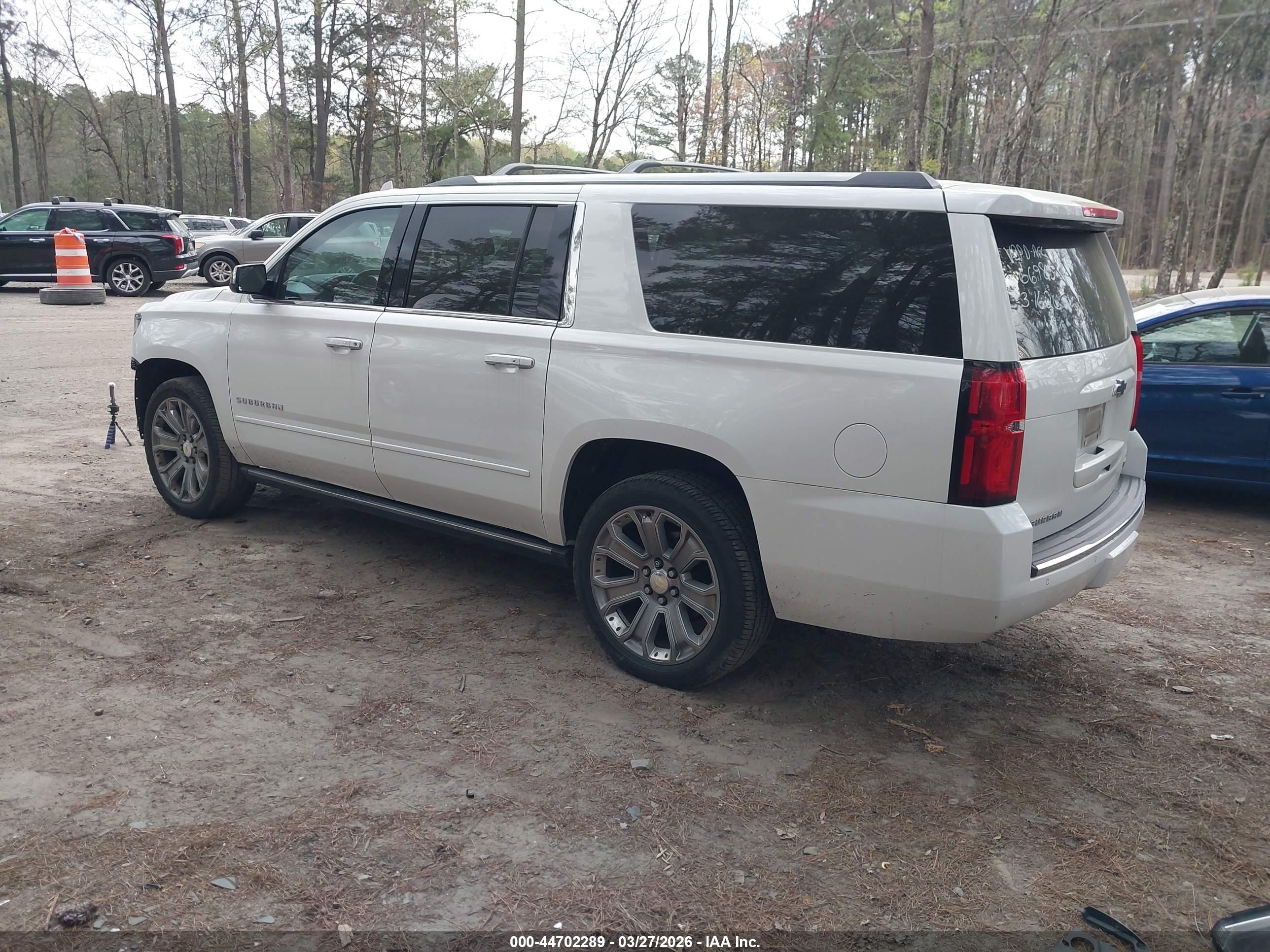 CHEVROLET SUBURBAN image 3