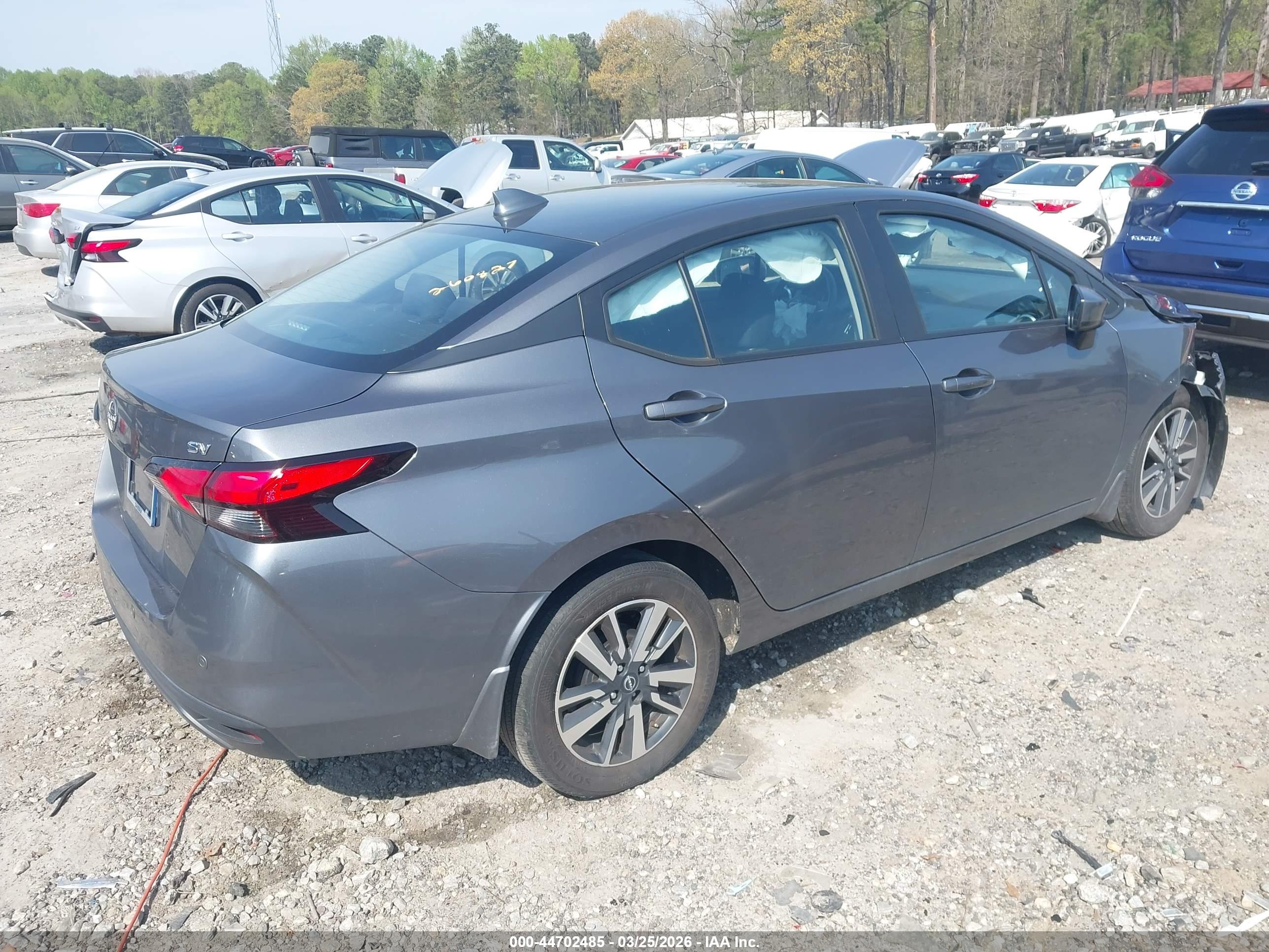NISSAN VERSA image 4