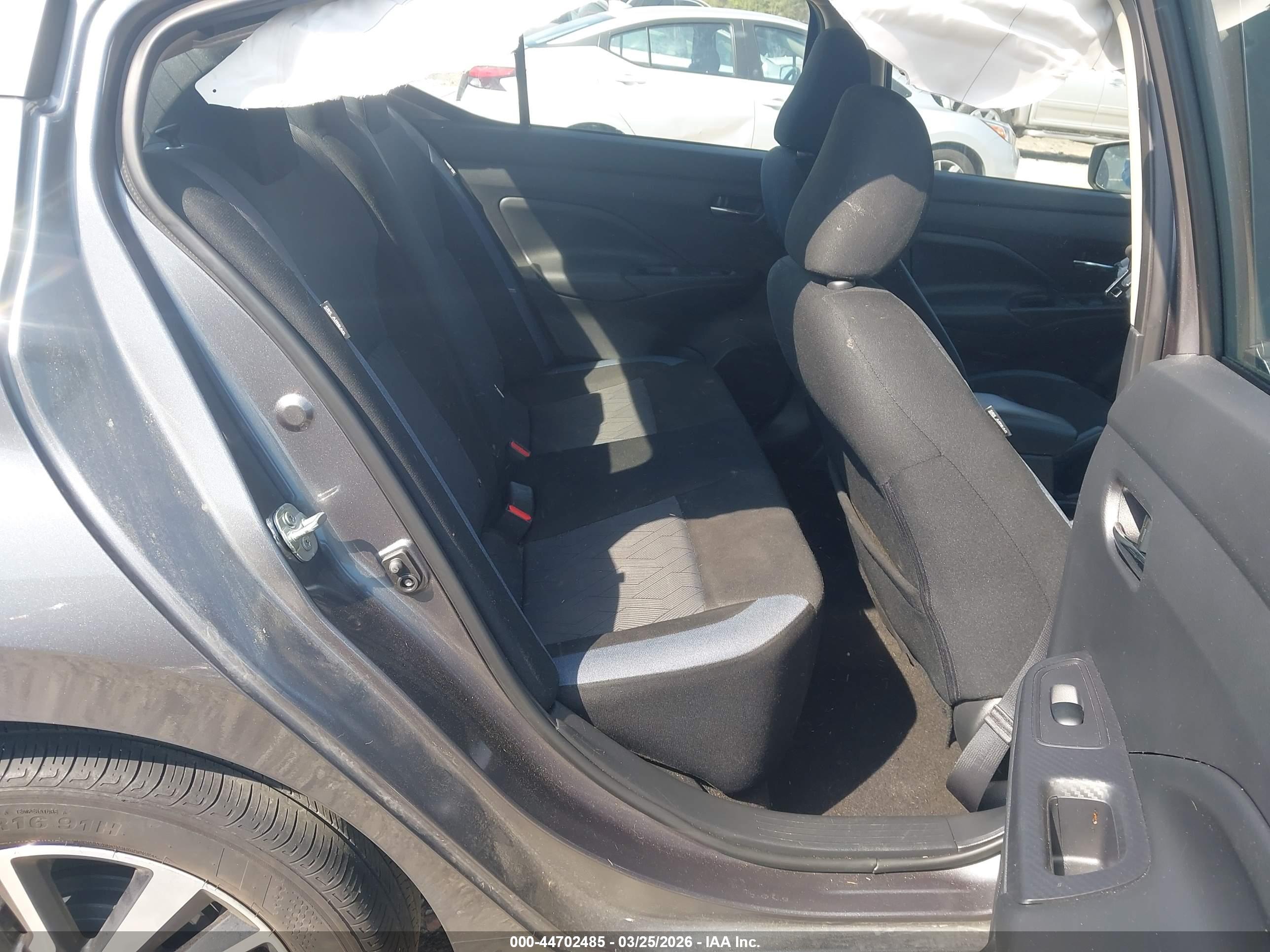 NISSAN VERSA image 8