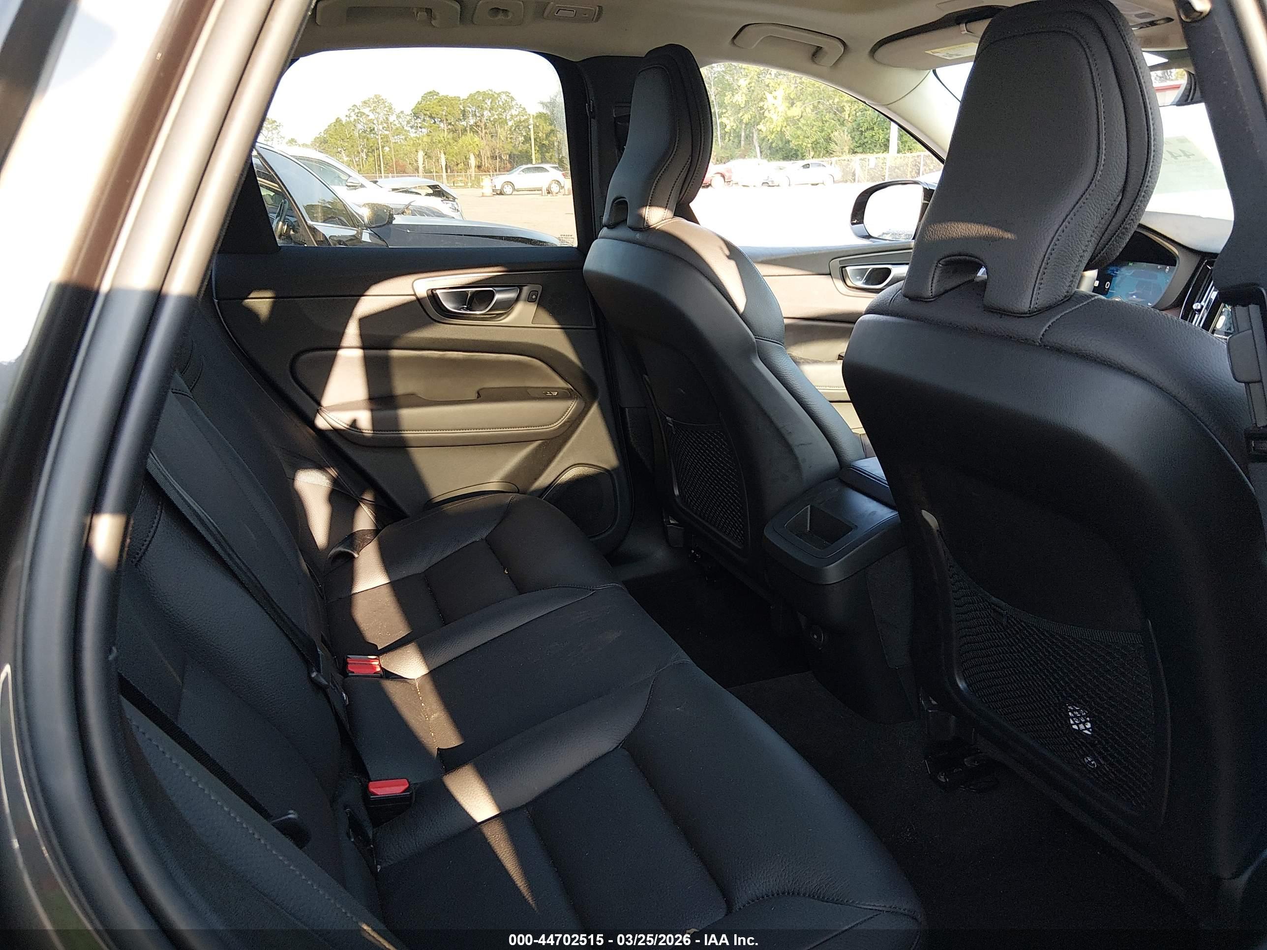 VOLVO XC60 image 8