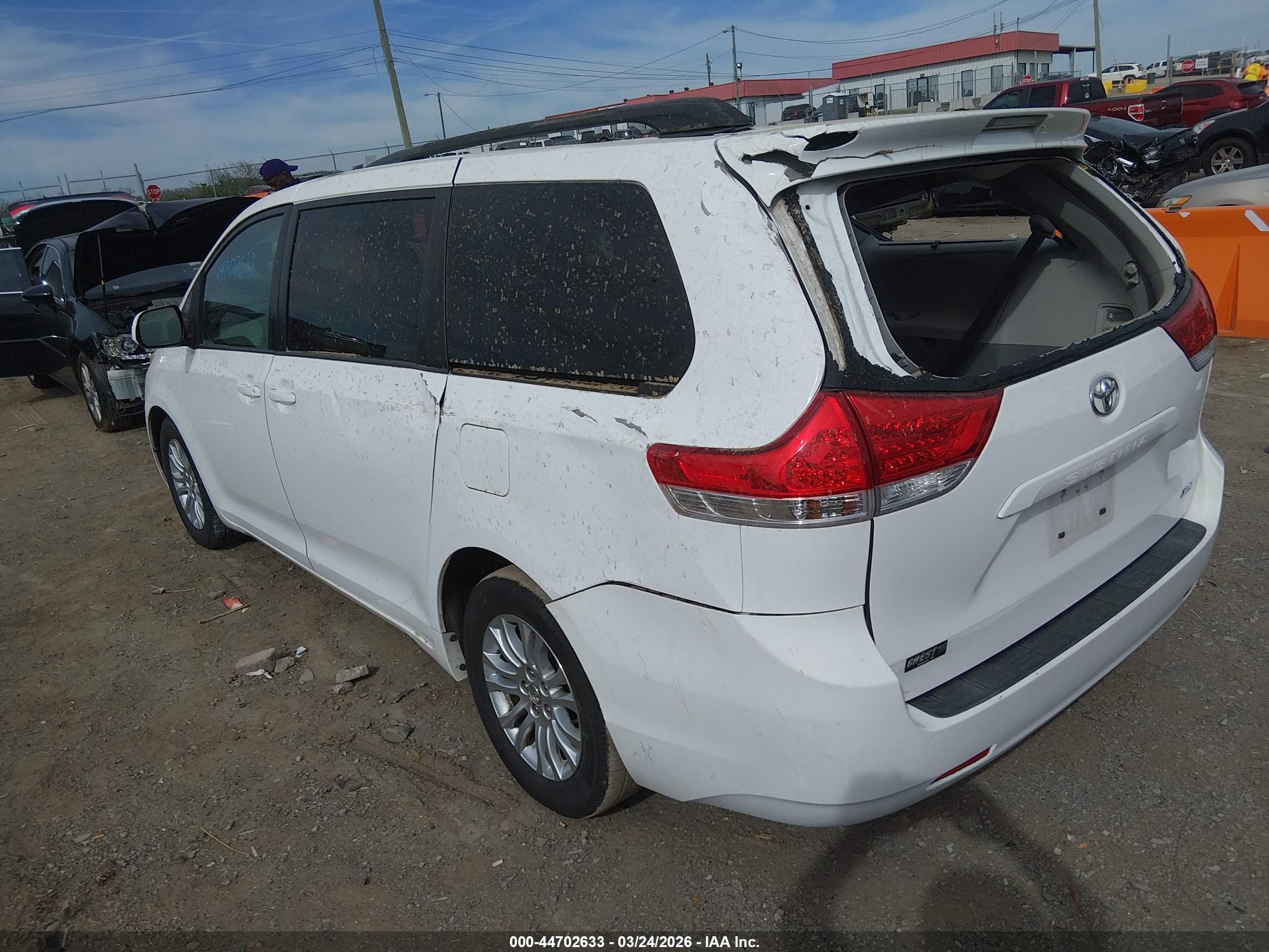 TOYOTA SIENNA image 3