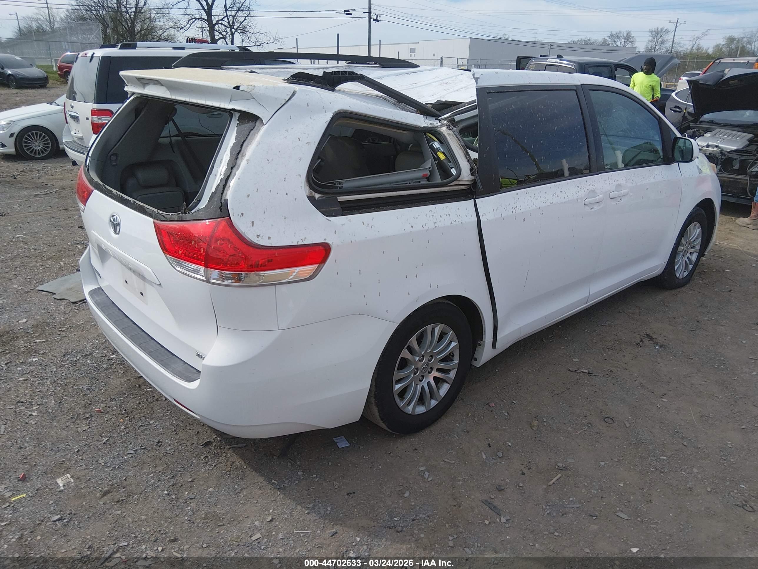 TOYOTA SIENNA image 4