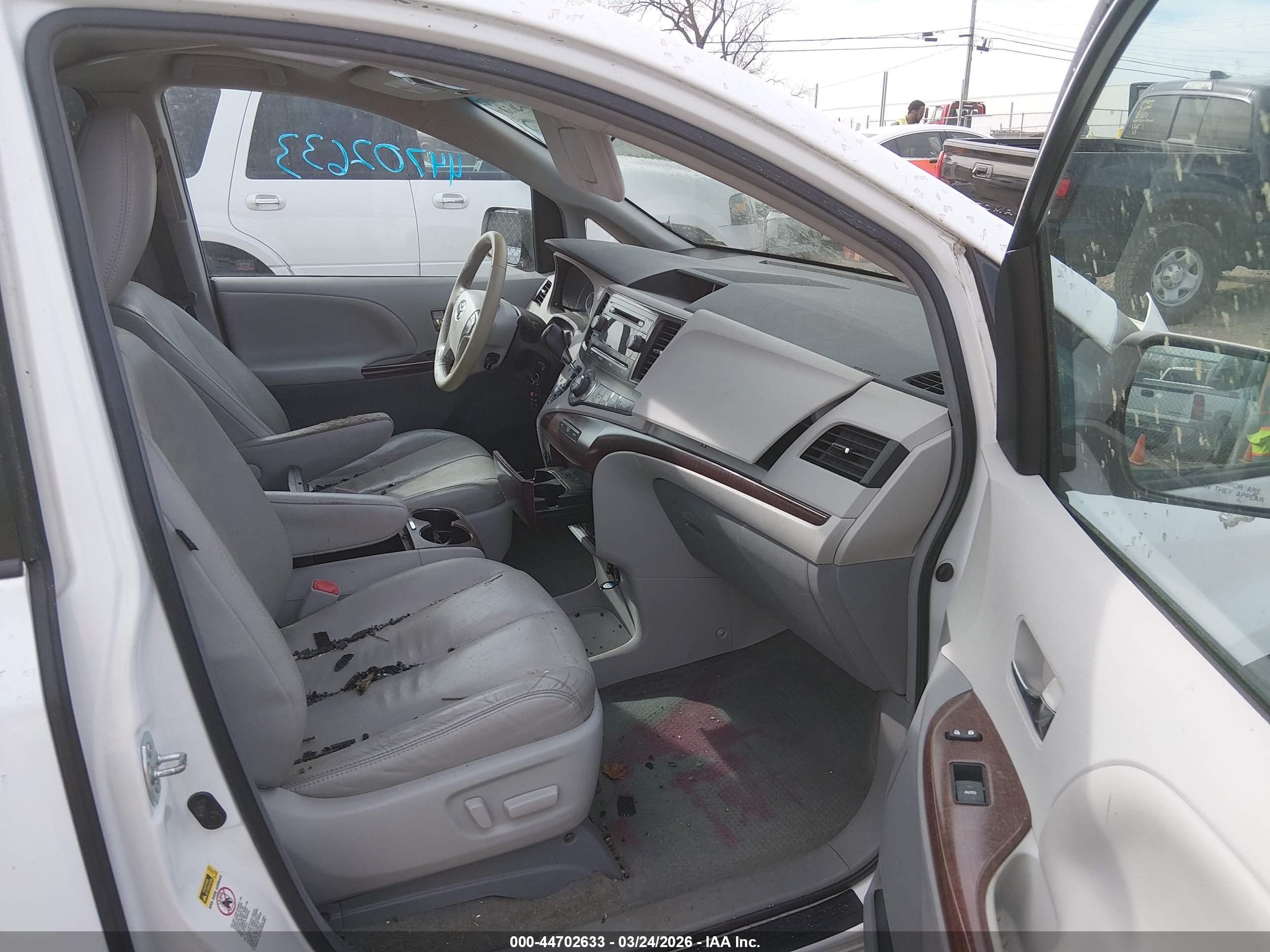 TOYOTA SIENNA image 5