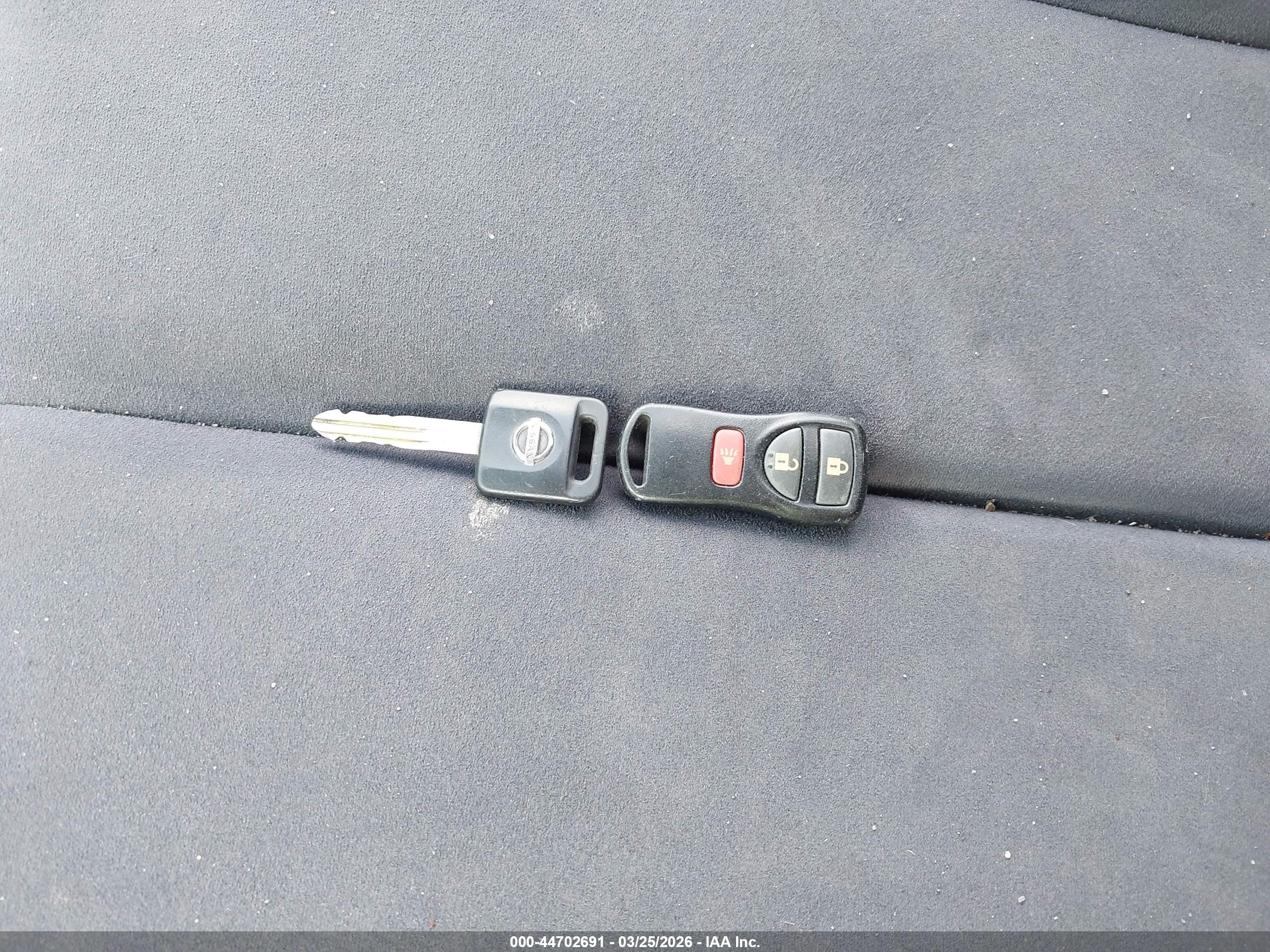 NISSAN VERSA image 11