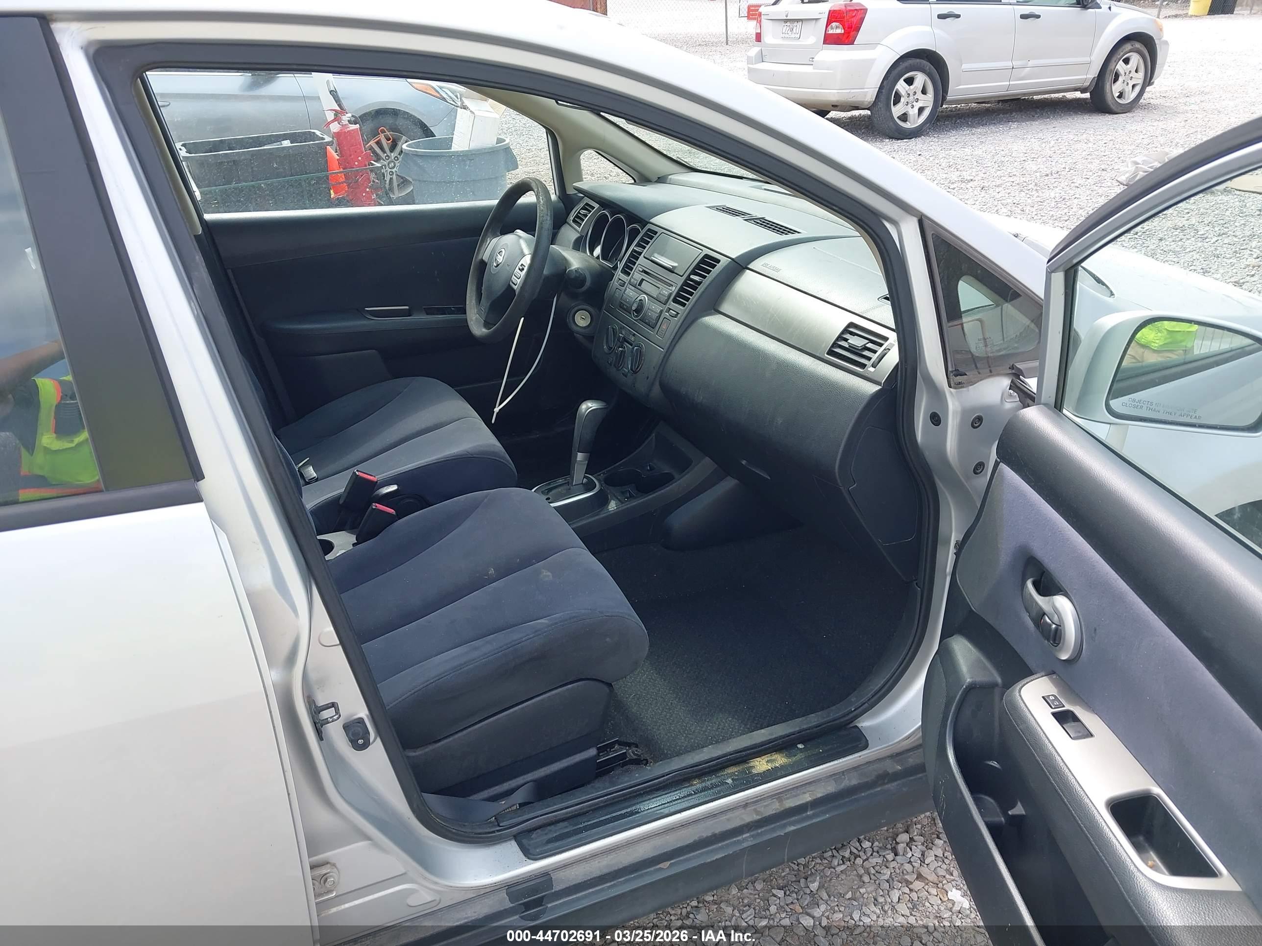 NISSAN VERSA image 5