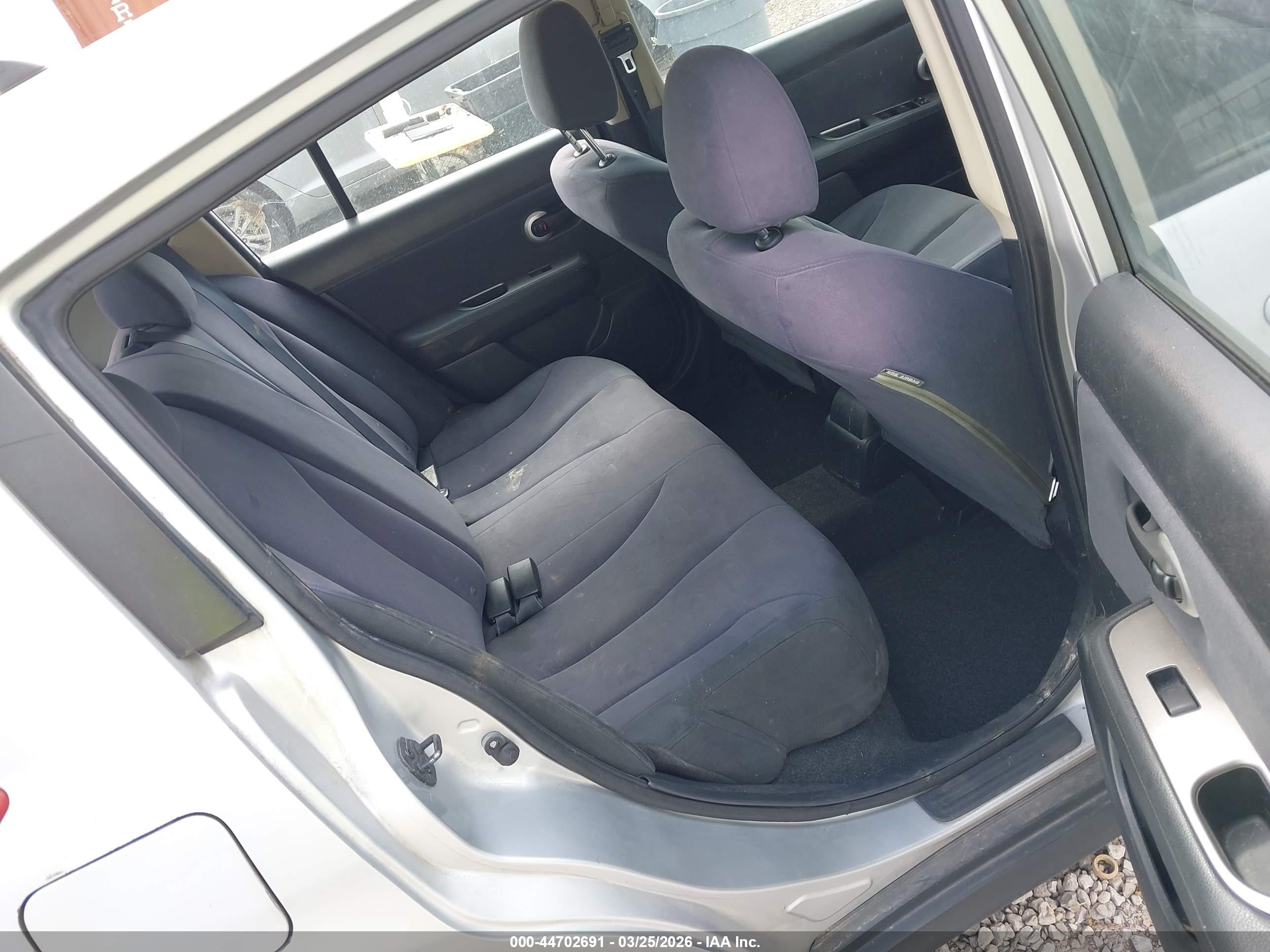 NISSAN VERSA image 8