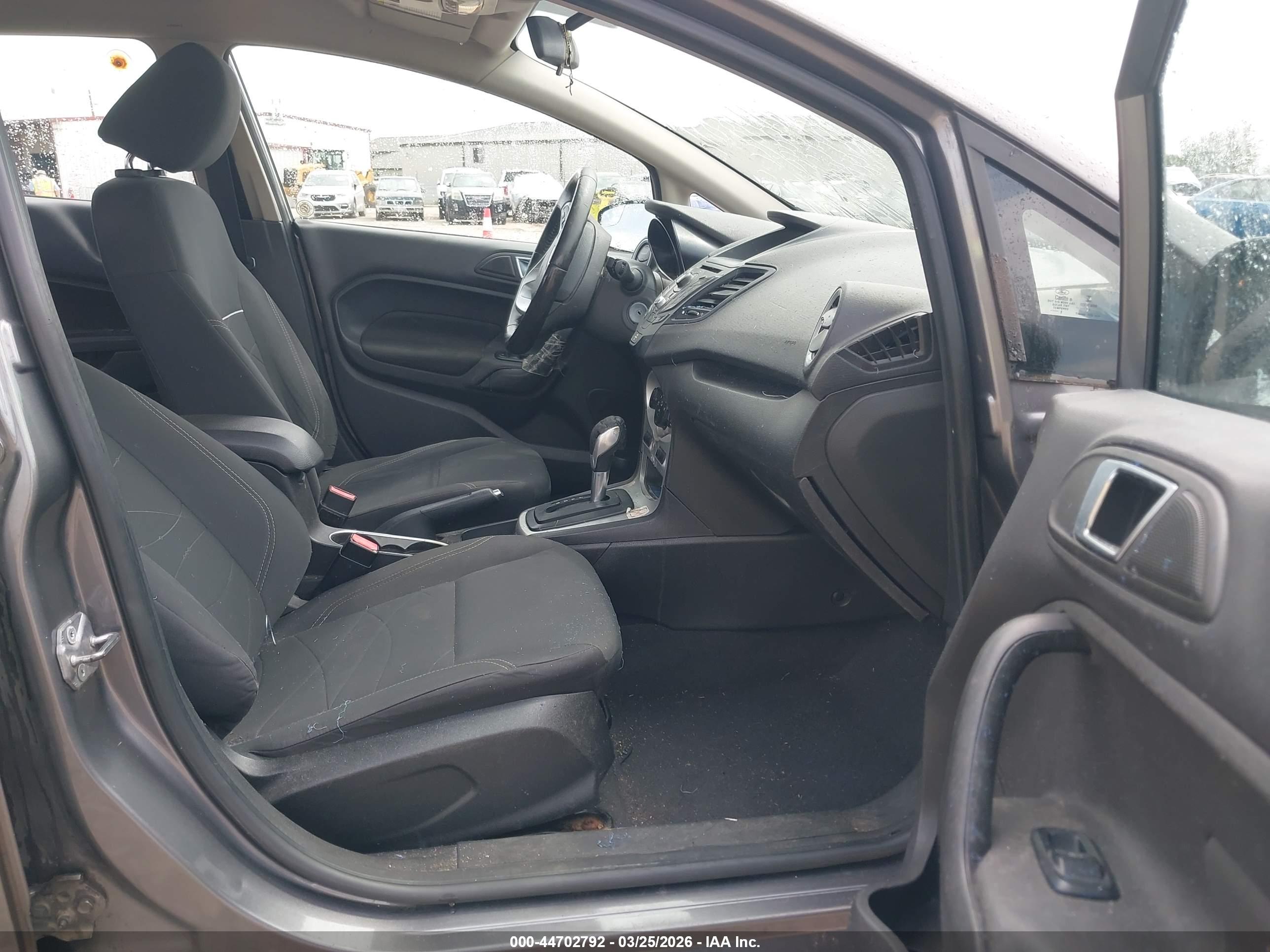 FORD FIESTA image 5